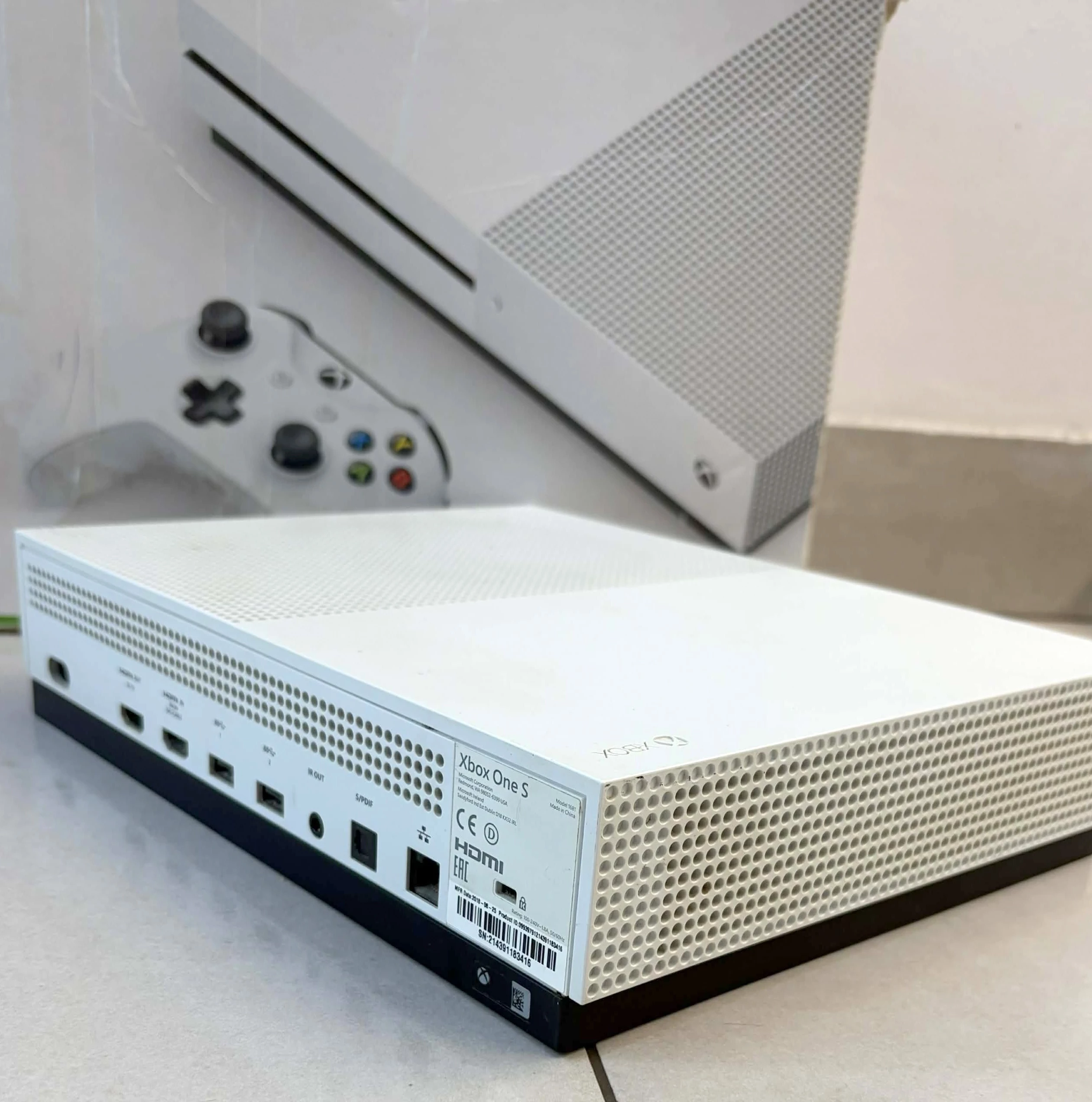 konsola-xbox-one-s-1681-1tb1-padzasilacz-w-pudelku-ean-gtin-0889842271959