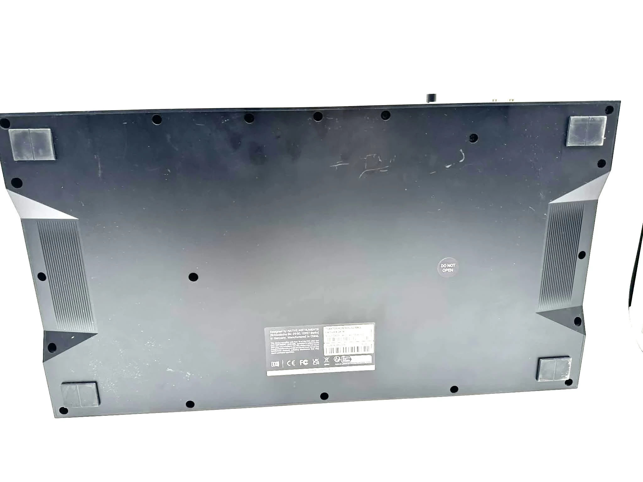 native-instruments-traktor-kontrol-s2-mk3-kontroler-dj-wspolczynnik-sygnalszum-1