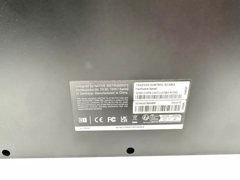 native-instruments-traktor-kontrol-s2-mk3-kontroler-dj-liczba-kanalow-2