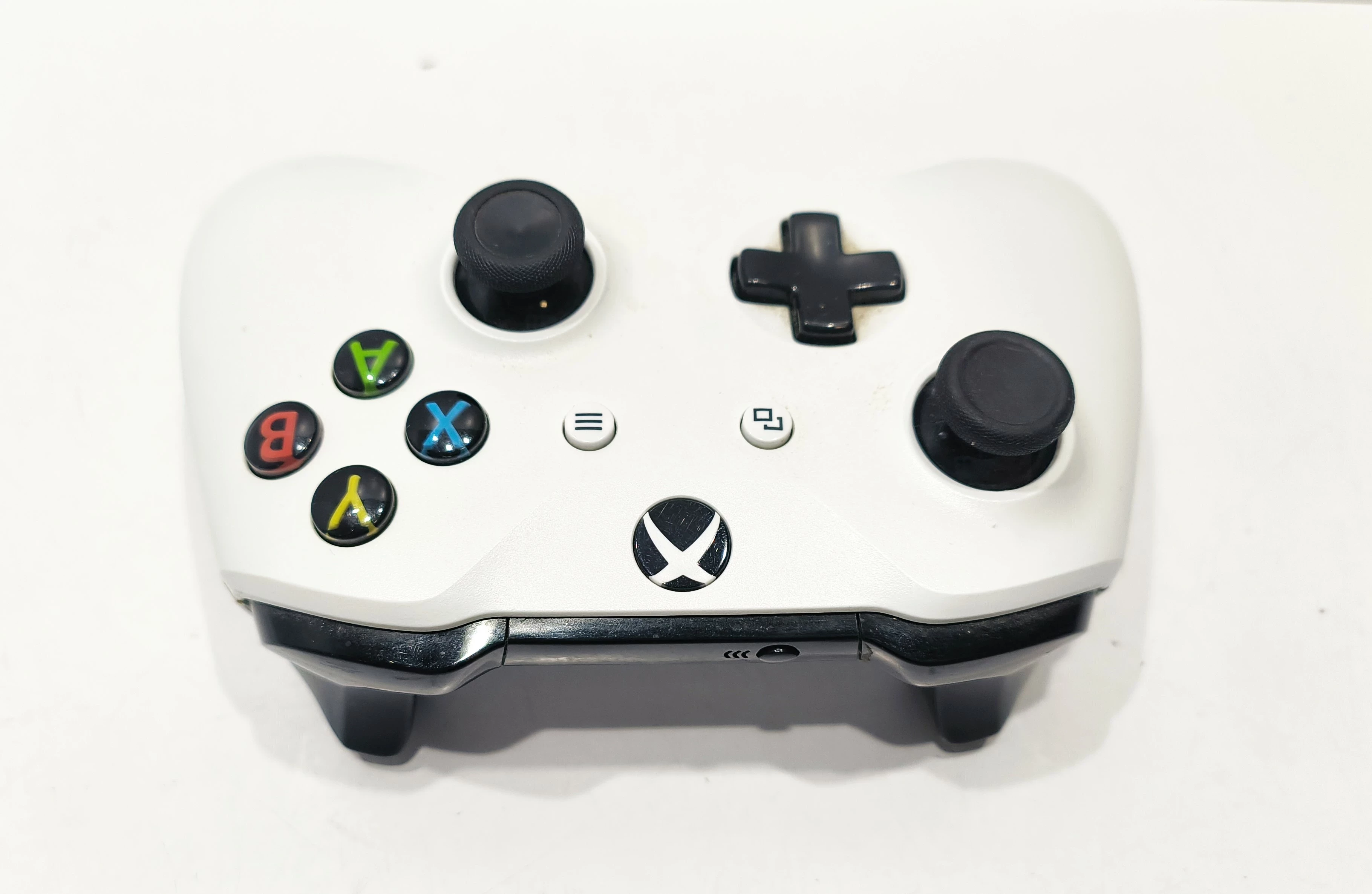 pad-do-konsoli-xbox-one-bialy-wyszynskiego-11-lukow