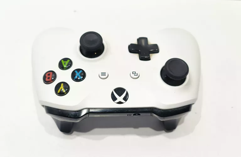 pad-do-konsoli-xbox-one-bialy-wyszynskiego-11-lukow