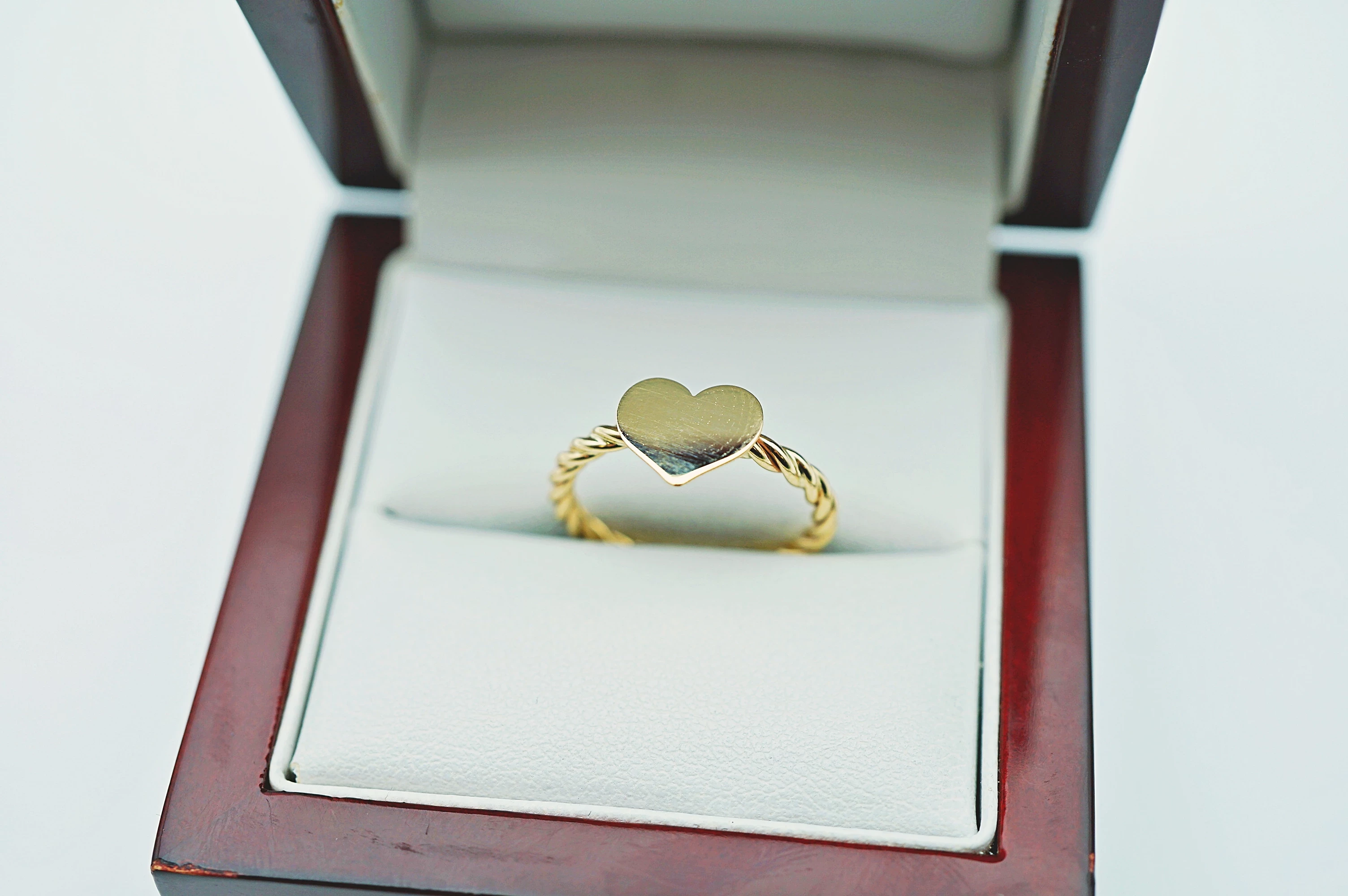 zloty-pierscionek-serduszko-375-9k-141g-r12-rodzaj-2205-2