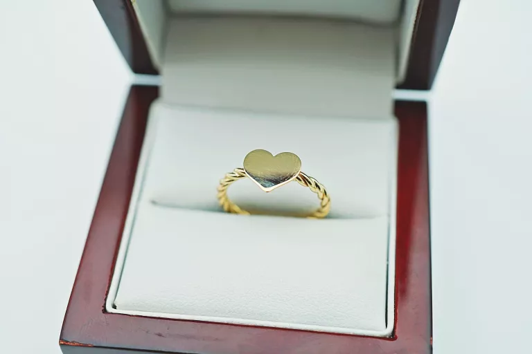 zloty-pierscionek-serduszko-375-9k-141g-r12-rodzaj-2205-2