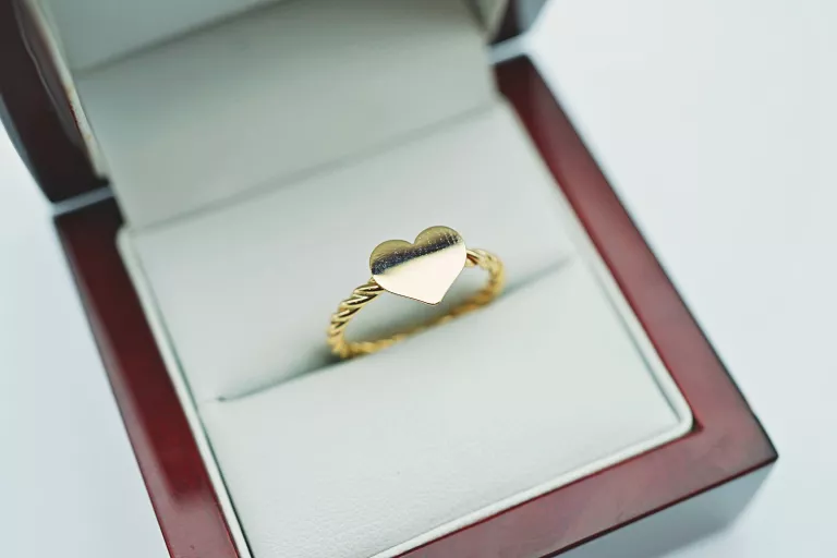 zloty-pierscionek-serduszko-375-9k-141g-r12-os-piastowskie-74a-poznan