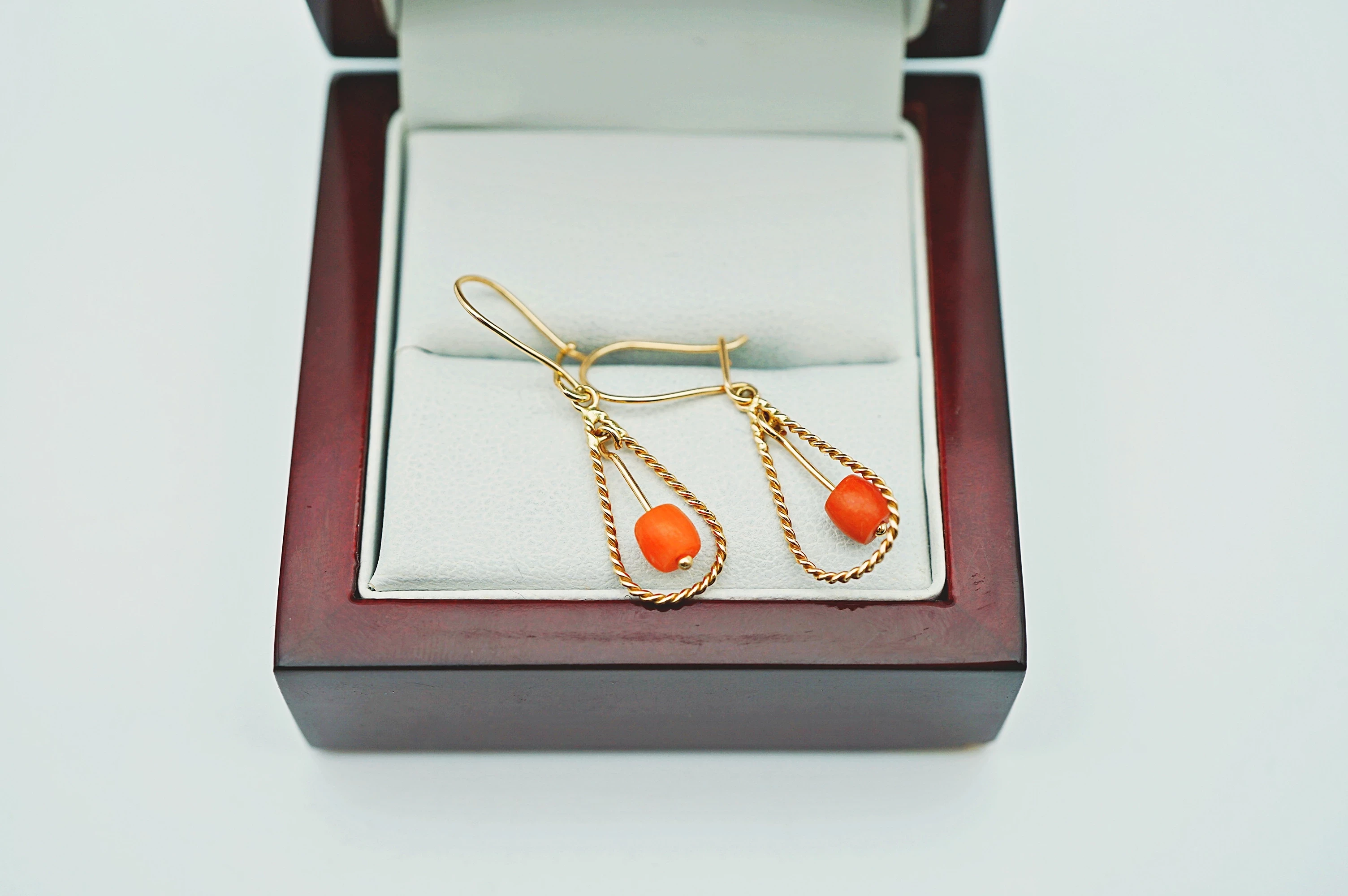 zlote-wiszace-kolczyki-z-koralem-585155gzamkniety-rodzaj-zapiecia-2207-3