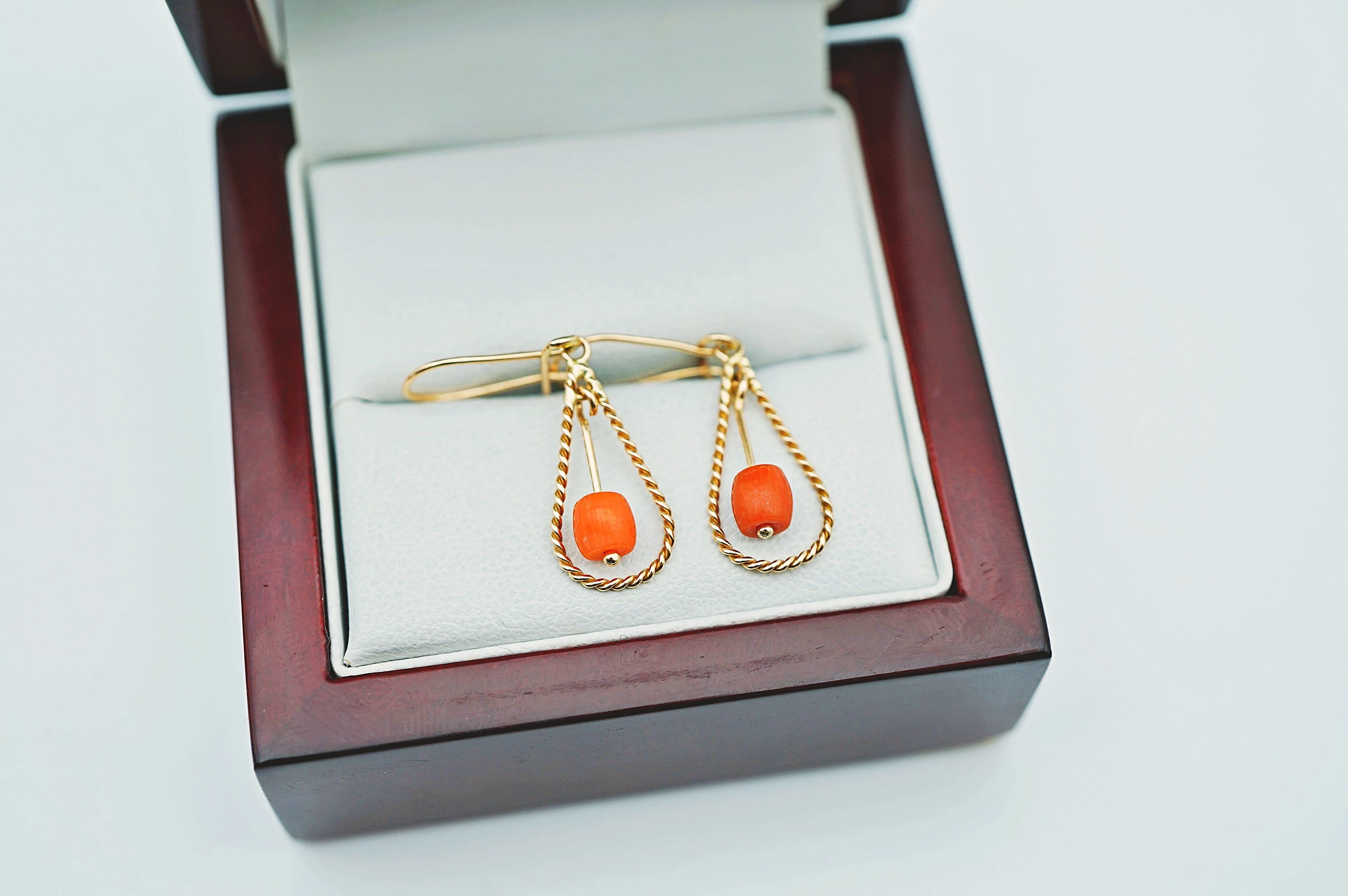 zlote-wiszace-kolczyki-z-koralem-585155gzamkniety-rodzaj-2205-2