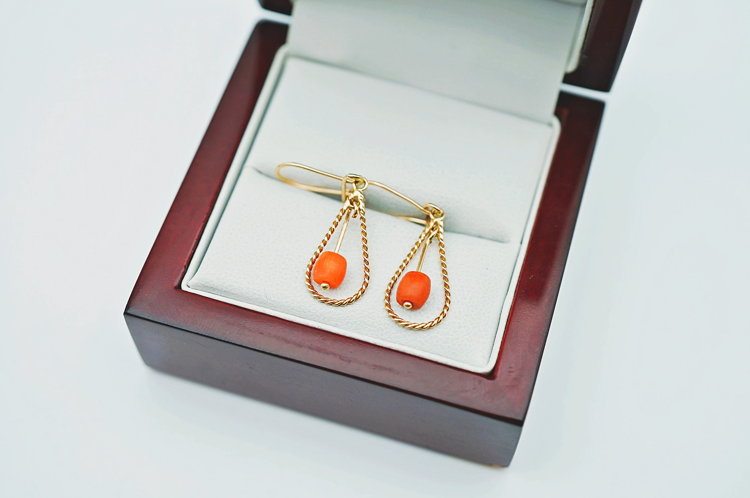 zlote-wiszace-kolczyki-z-koralem-585155gzamkniety-osiedle-czecha-96-poznan