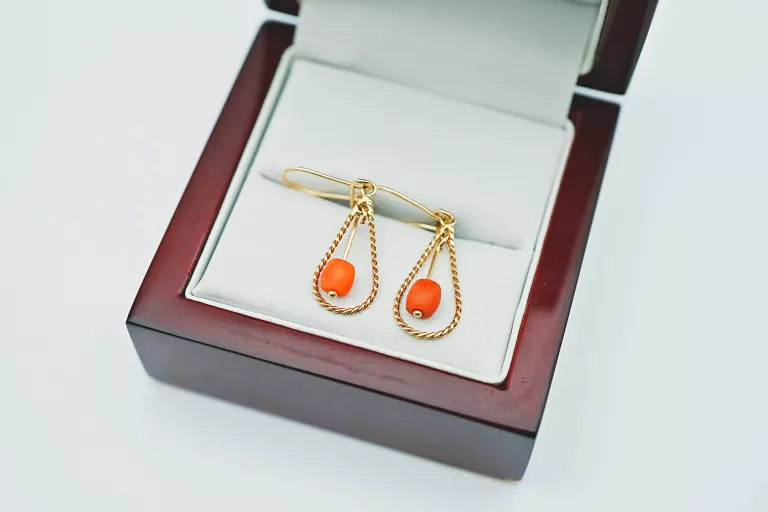 zlote-wiszace-kolczyki-z-koralem-585155gzamkniety-osiedle-czecha-96-poznan