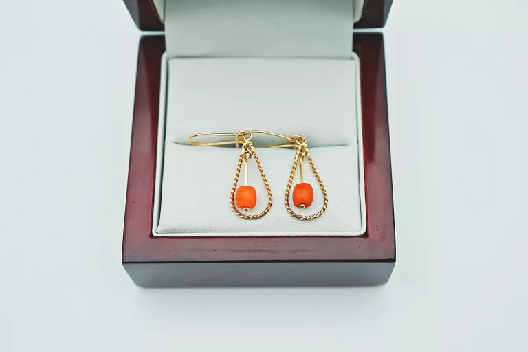 zlote-wiszace-kolczyki-z-koralem-585155gzamkniety-stan-11323-2