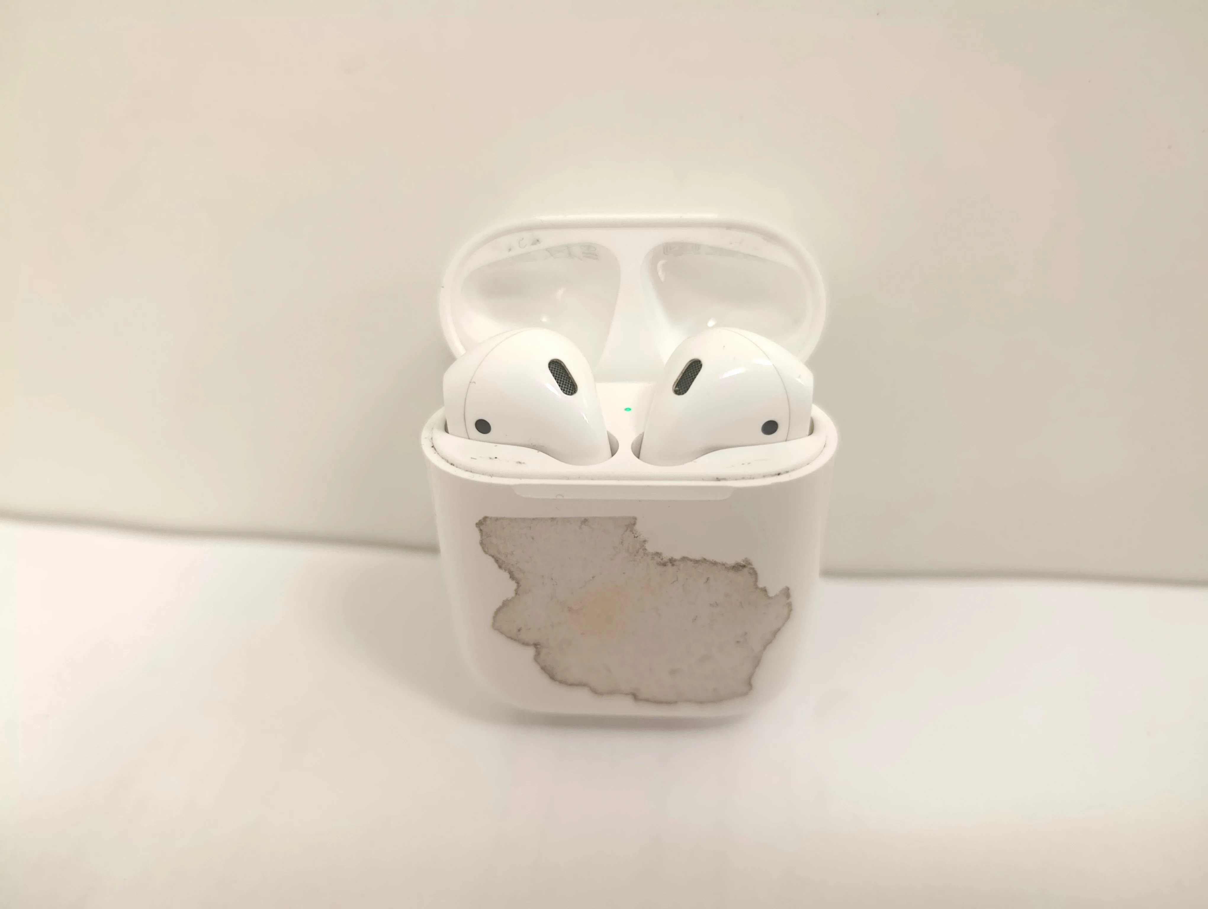 sluchawki-douszne-apple-airpods-2-bialy-aleje-jerozolimskie-33-warszawa-boonum