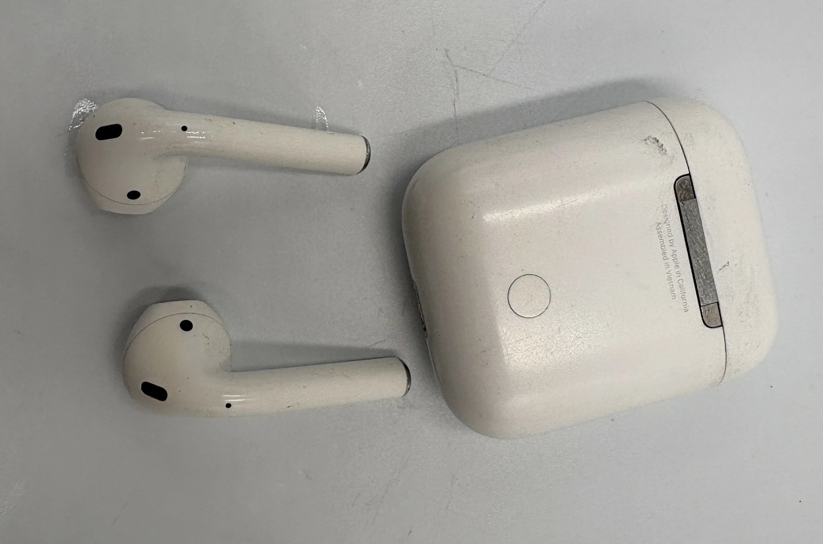 sluchawki-bezprzewodowe-douszne-apple-airpods-2-generacji-stan-11323-2