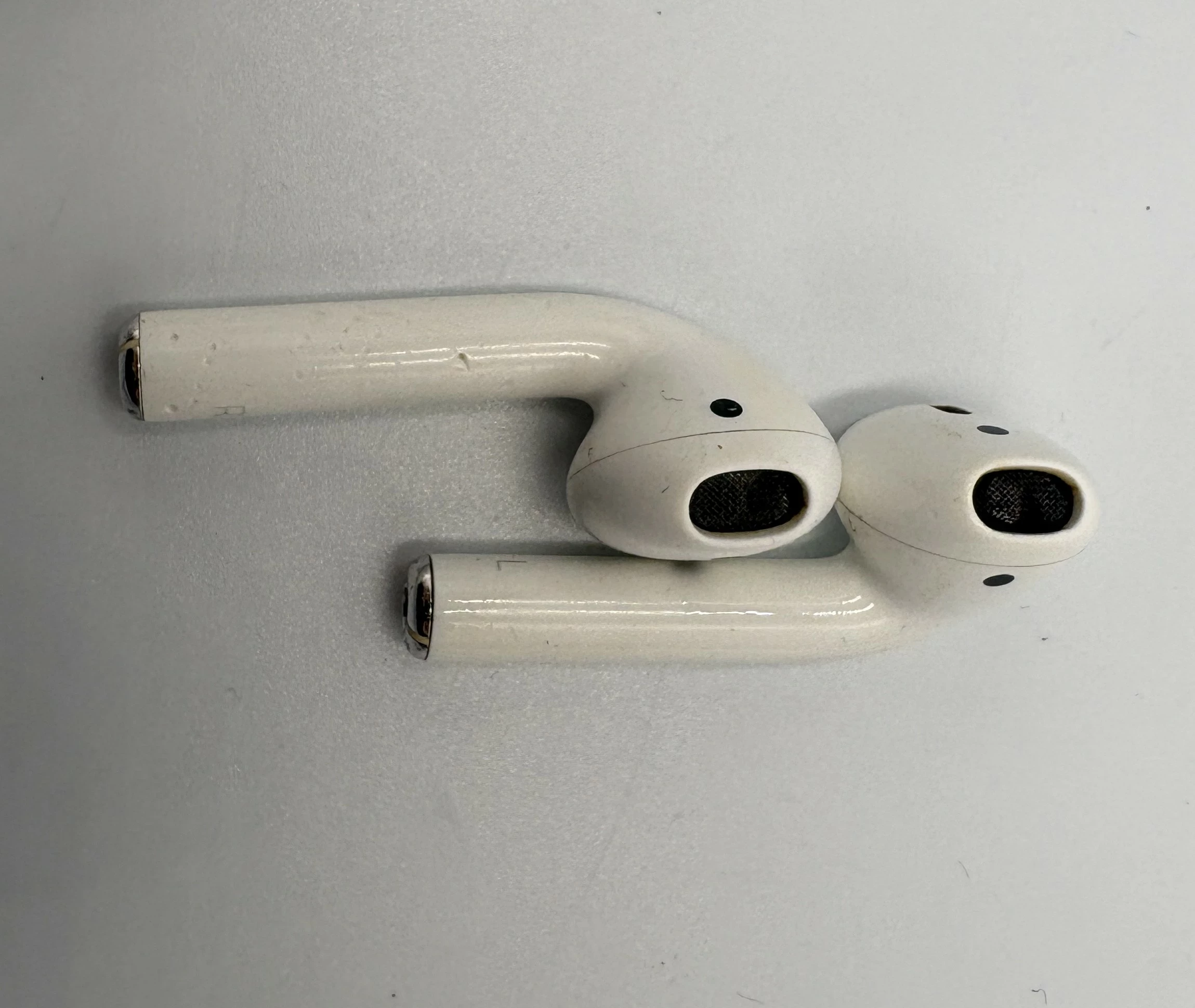 sluchawki-bezprzewodowe-douszne-apple-airpods-2-generacji-transmisja-sygnalu-203713-217785