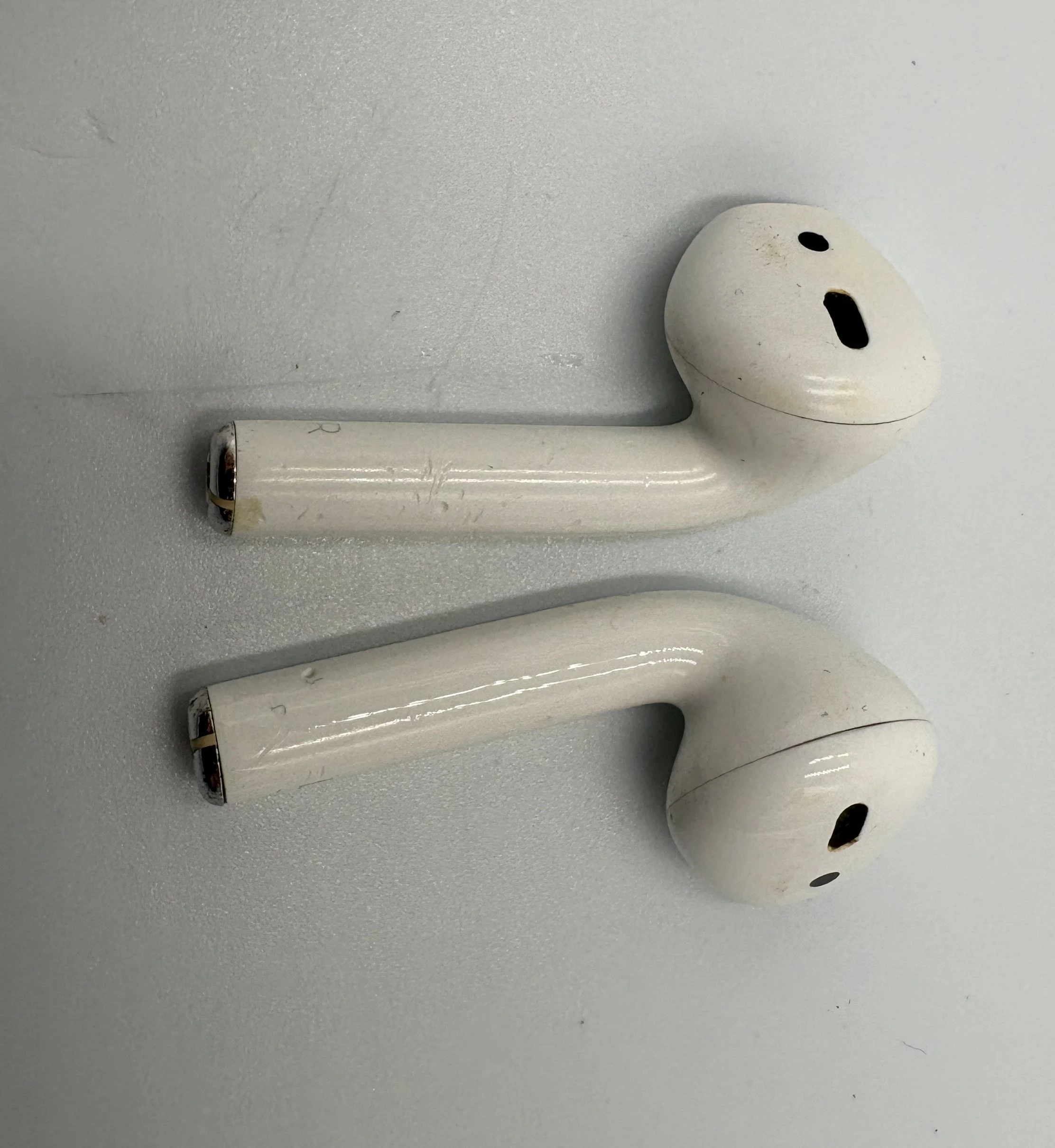 sluchawki-bezprzewodowe-douszne-apple-airpods-2-generacji-kod-producenta-etui-ladujace-airpods-2-a1602