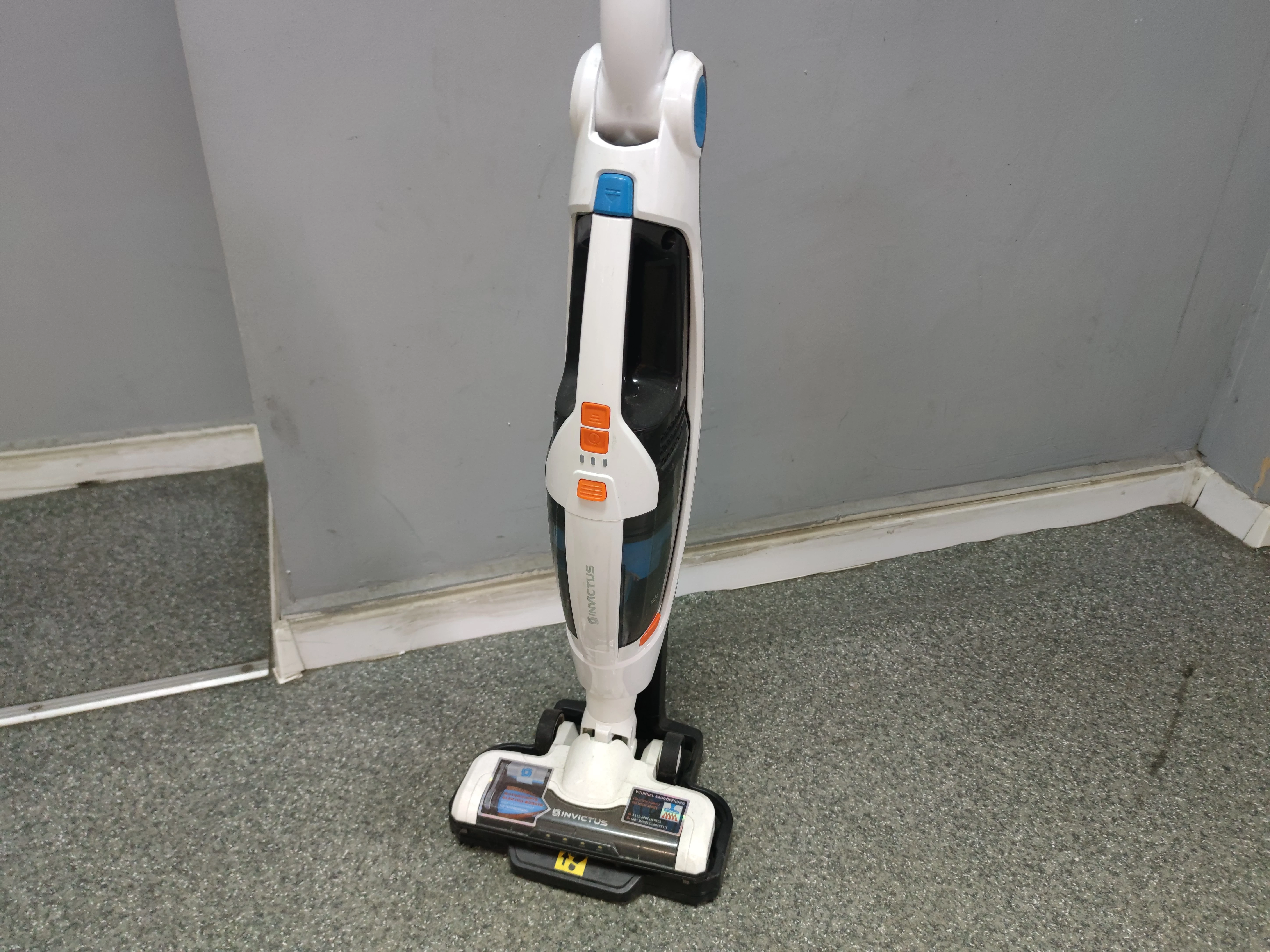 odkurzacz-akumulatorowy-pionowy-kolor-dominujacy-129357-2