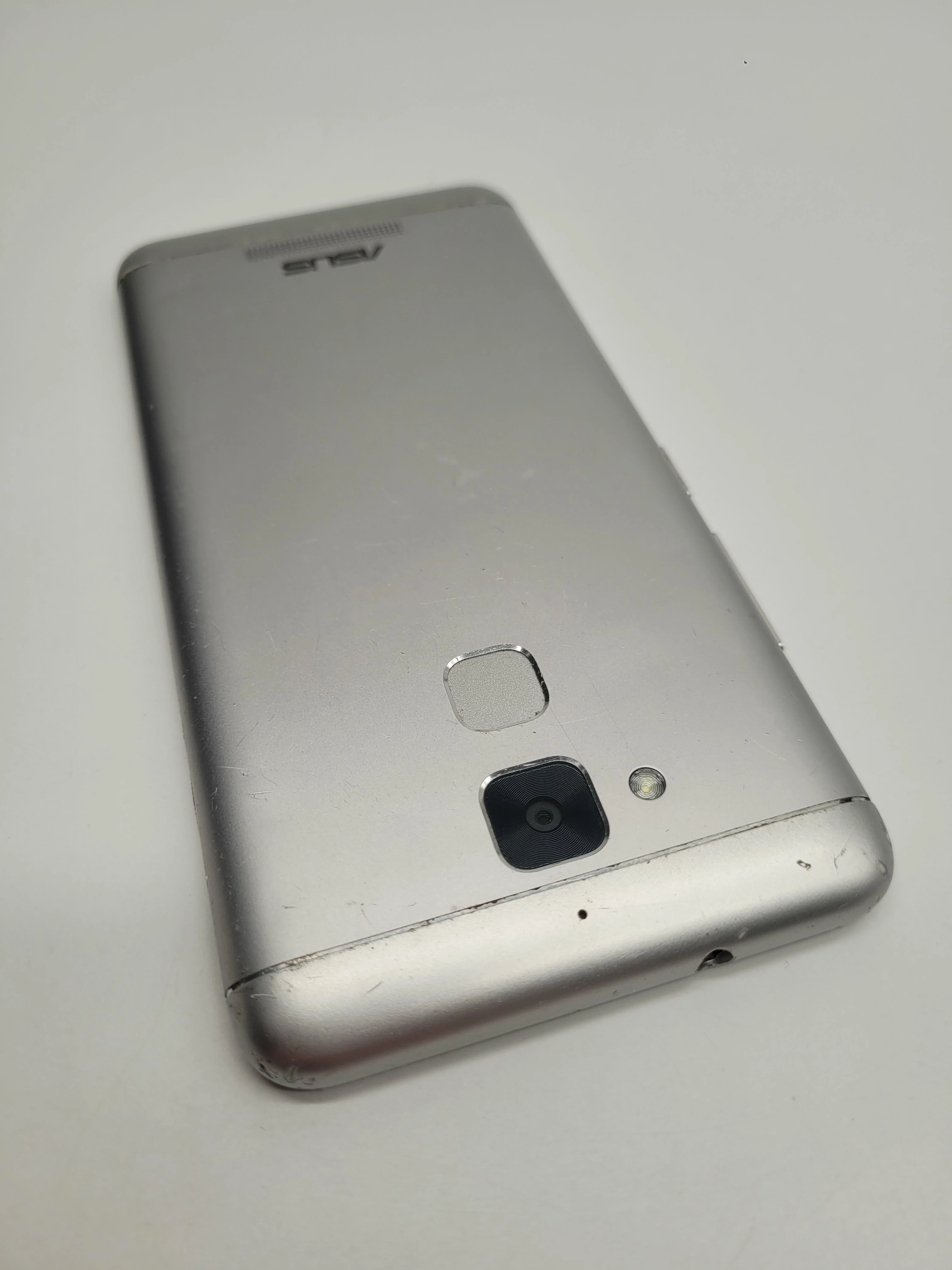 smartfon-asus-zenfone-3-232gb-52-przekatna-ekranu-520