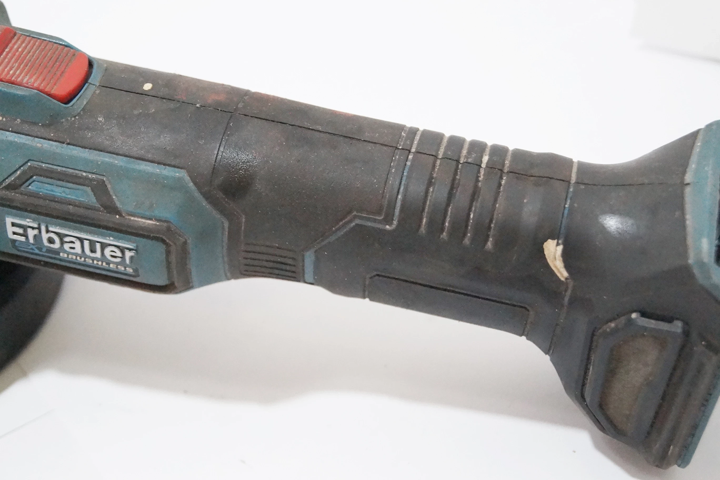 szlifiekra-katowa-akumulatorowa-erbauer-eag18-li-stan-11323-2
