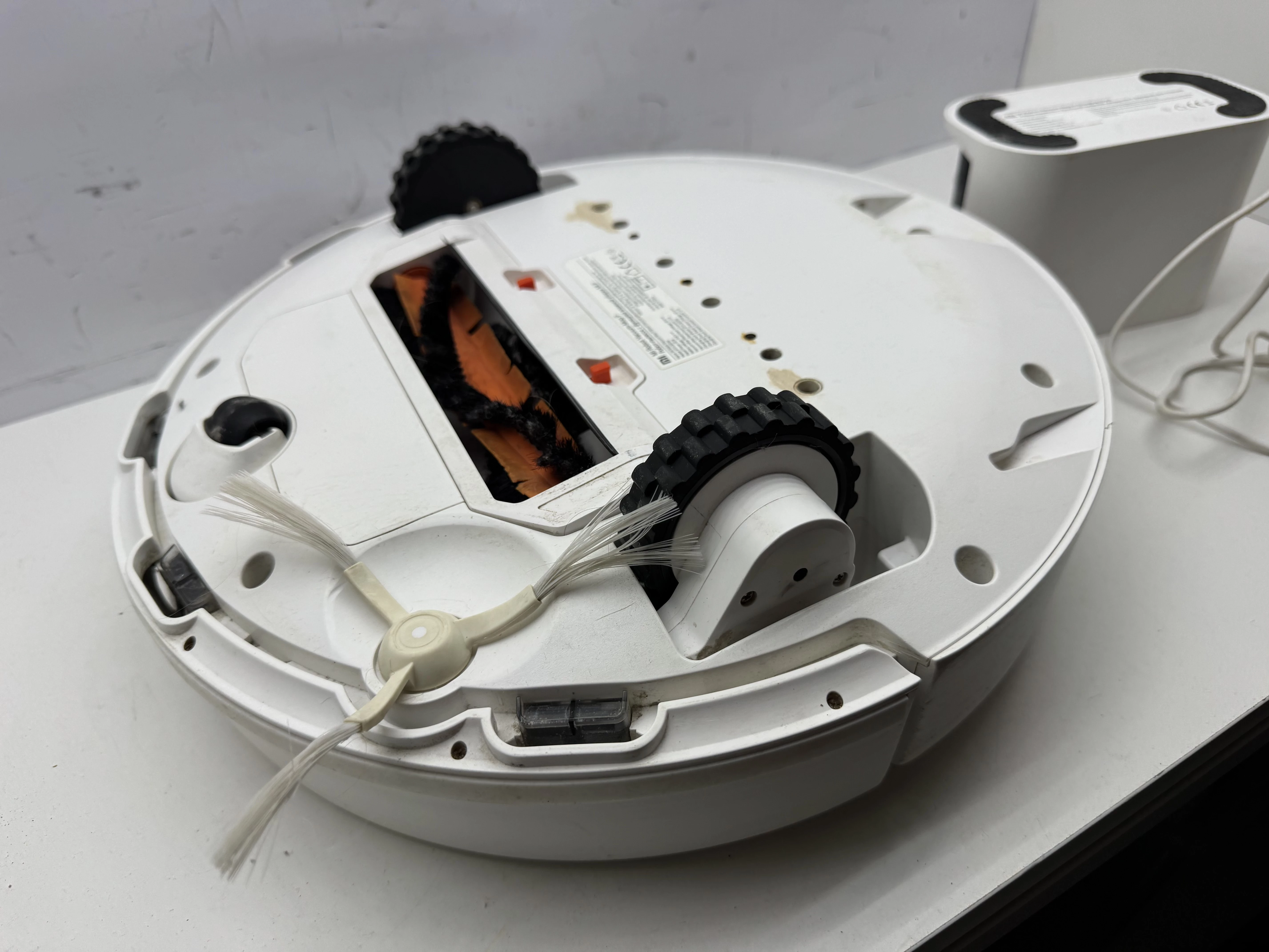 robot-sprzatajacy-xiaomi-mi-robot-vacuum-mop-p-bialy-czujniki-205846-1