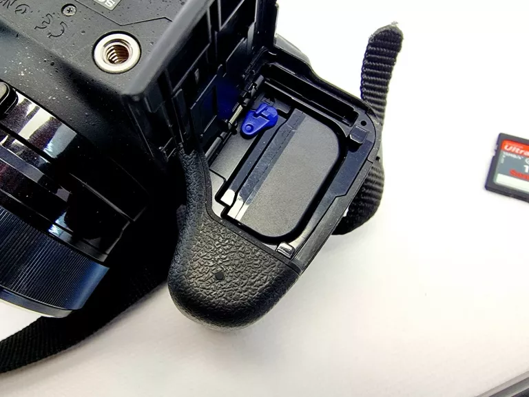 aparat-sony-dsc-hx100v-przekatna-ekranu-300