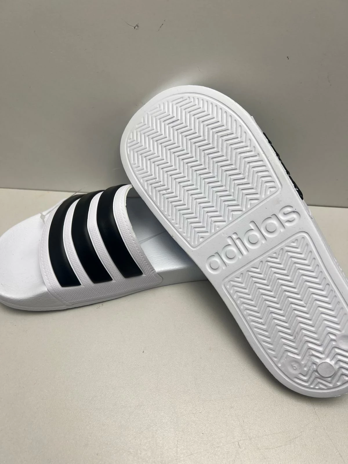 biale-adidas-adilette-shower-klapki-damskie-logo-38-1zwc-ean-gtin-4060509397359