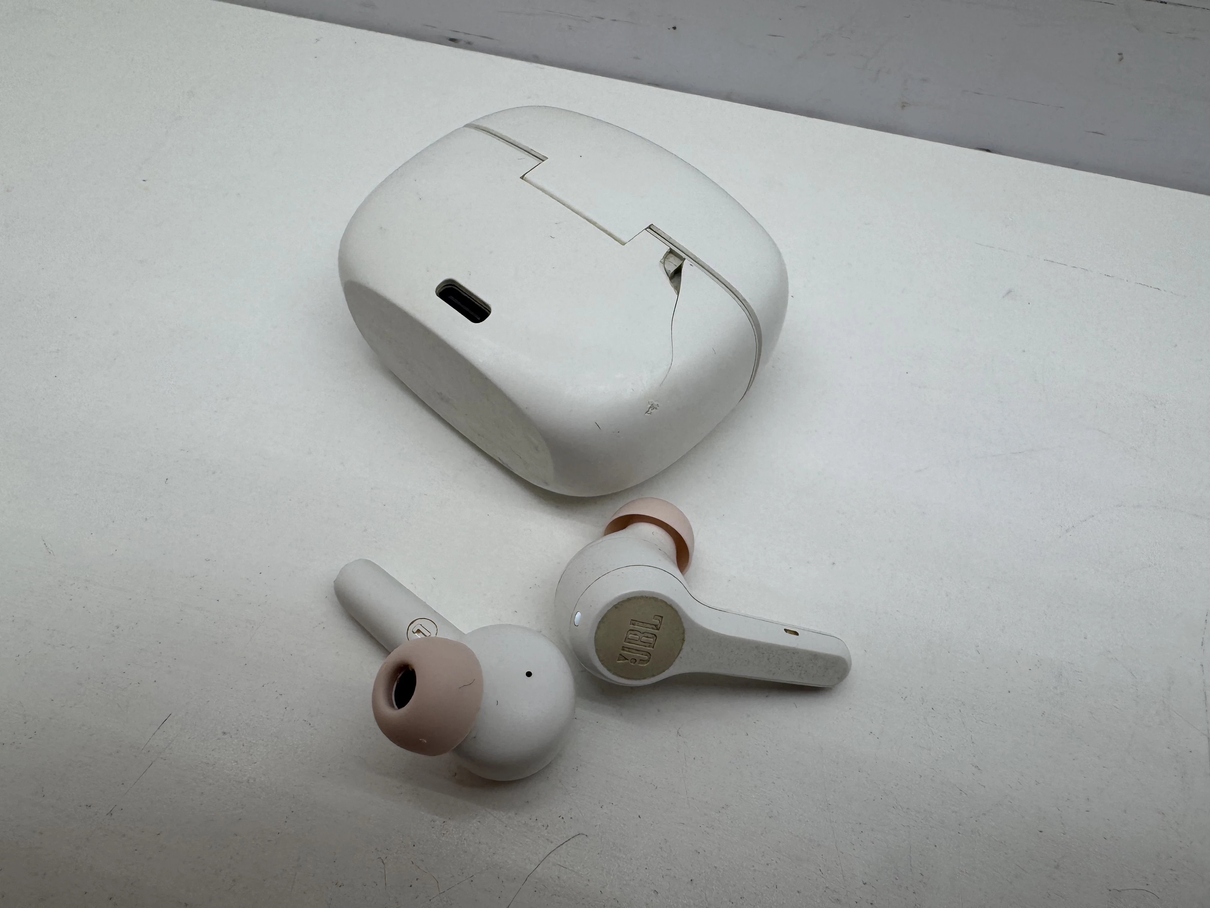 jbl-tune215-tws-sluchawki-douszne-bt-kolor-dominujacy-129357-2