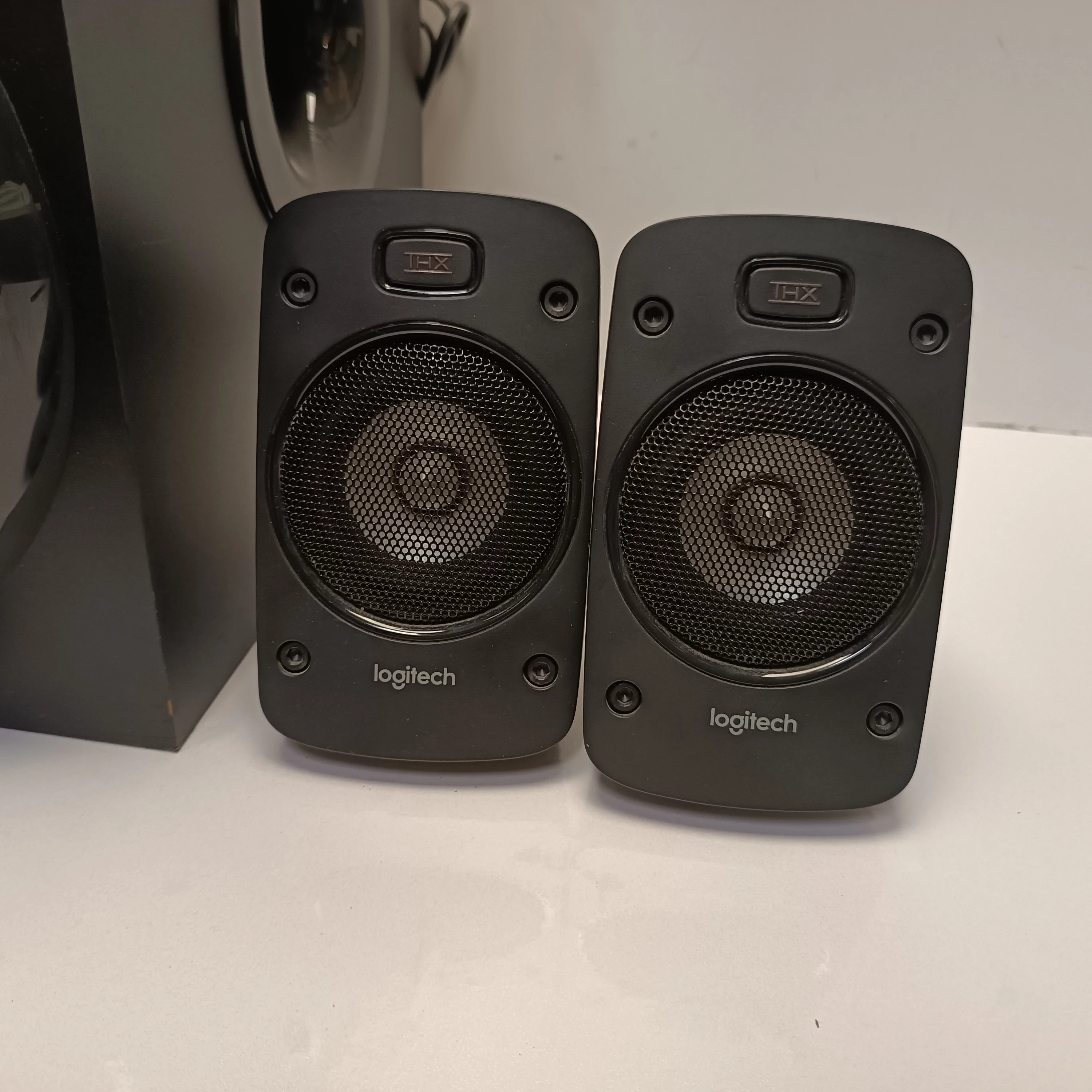 glosniki-logitech-z906-51-kod-producenta-980-000468