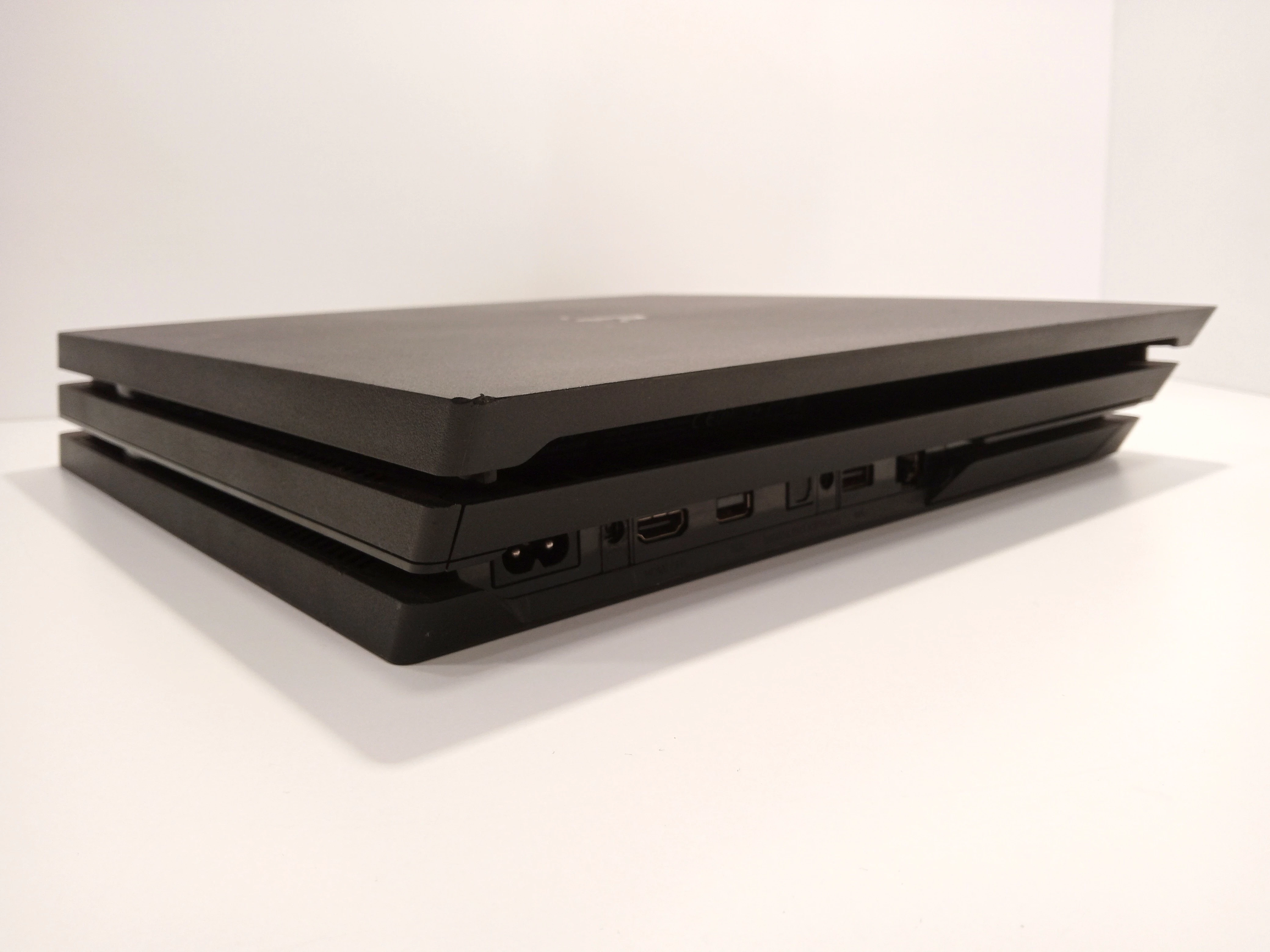 konsola-playstation-4-pro-2-pady-stan-11323-2