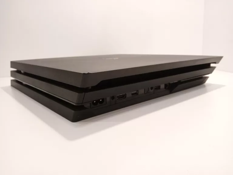 konsola-playstation-4-pro-2-pady-stan-11323-2