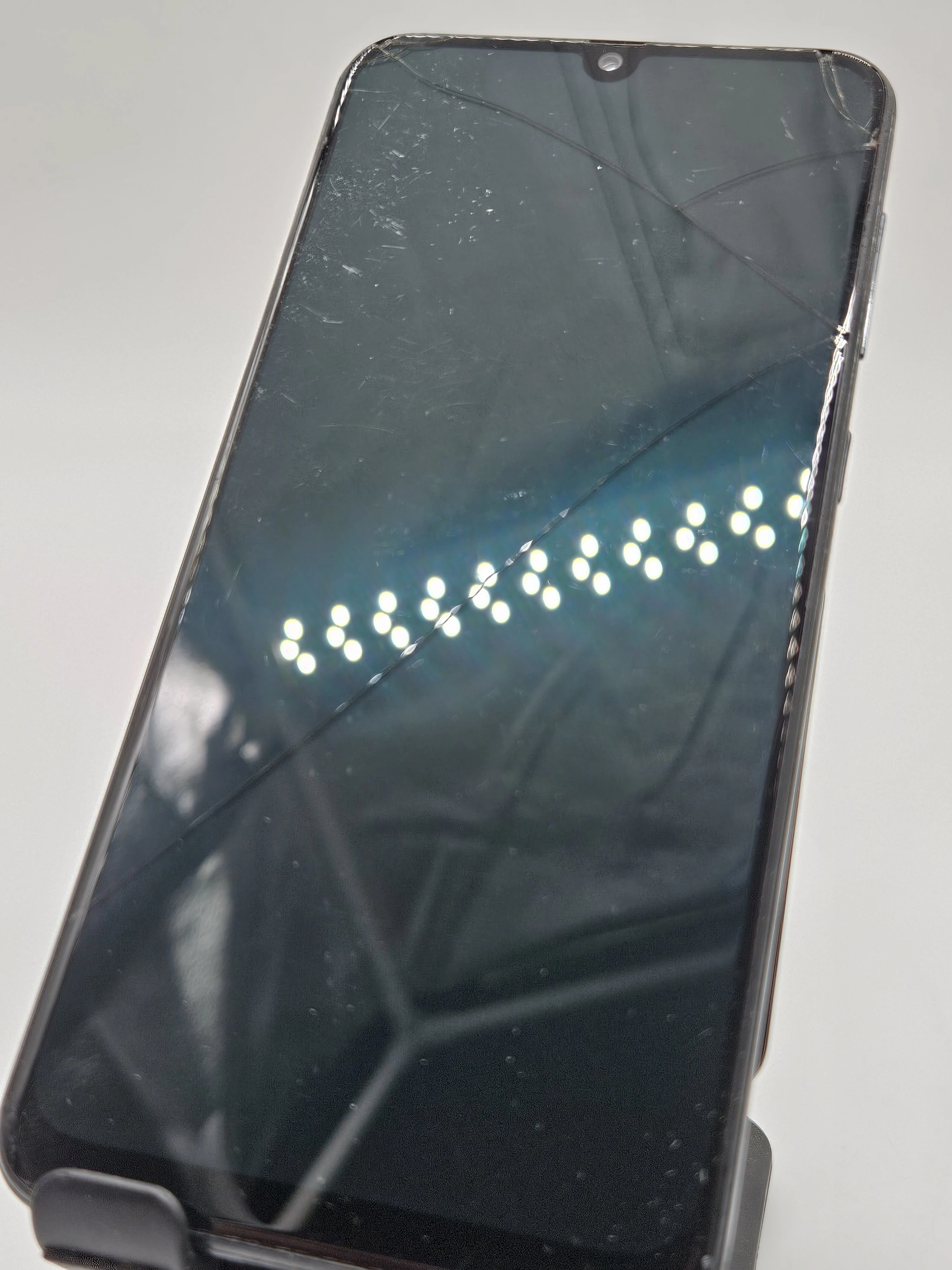 telefon-samsung-galaxy-a50-pekniety-ekran-kod-producenta-sm-a505fzbsxeo