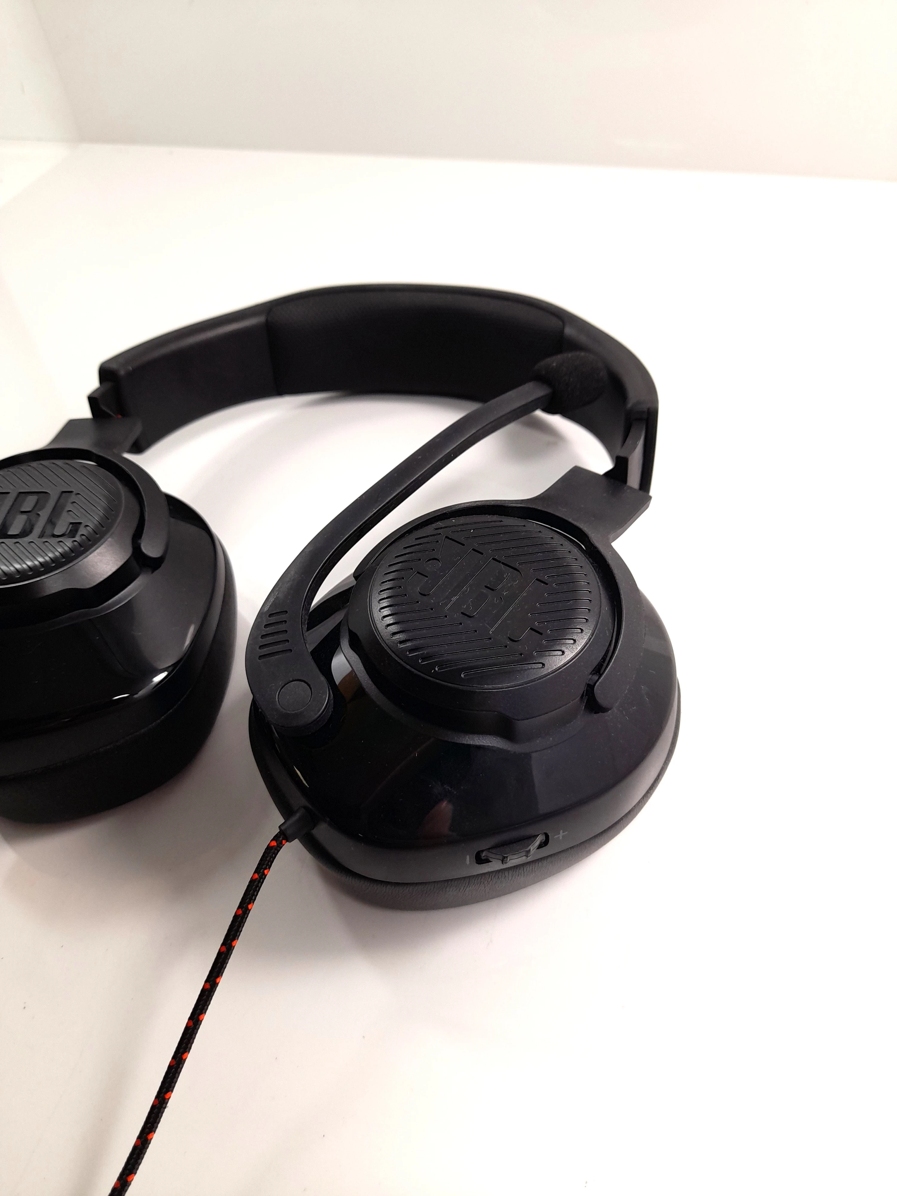 sluchawki-jbl-quantum-300-stan-11323-2