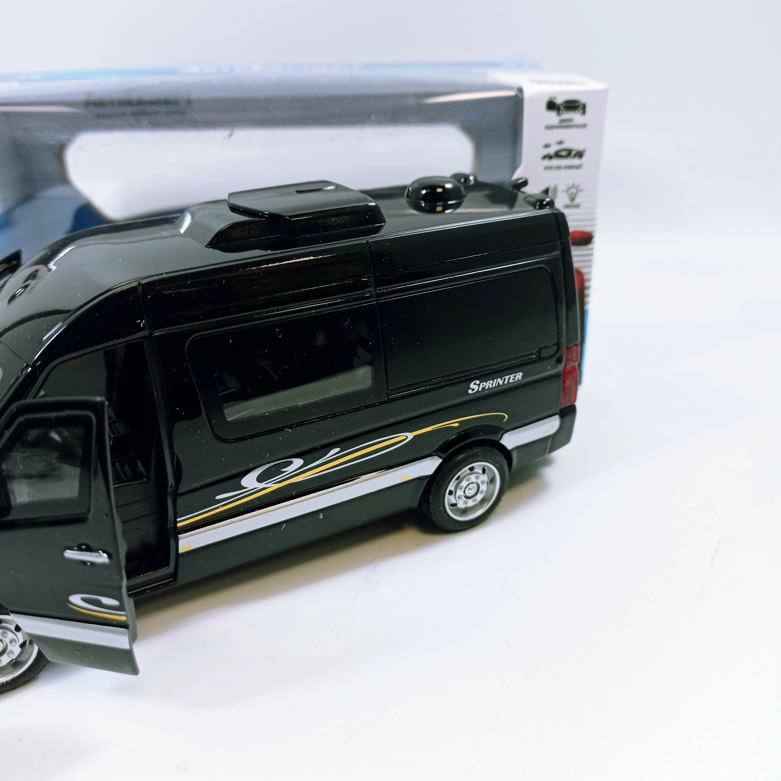 auto-model-mercedes-sprinter-black-132-metal-swiatla-dzwieki-model-sprinter