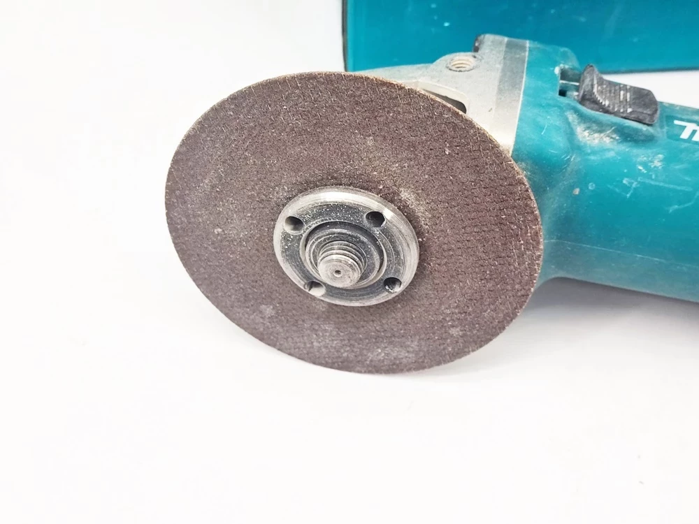 szlifierka-katowa-makita-9558hnr-kod-producenta-9558hnrg