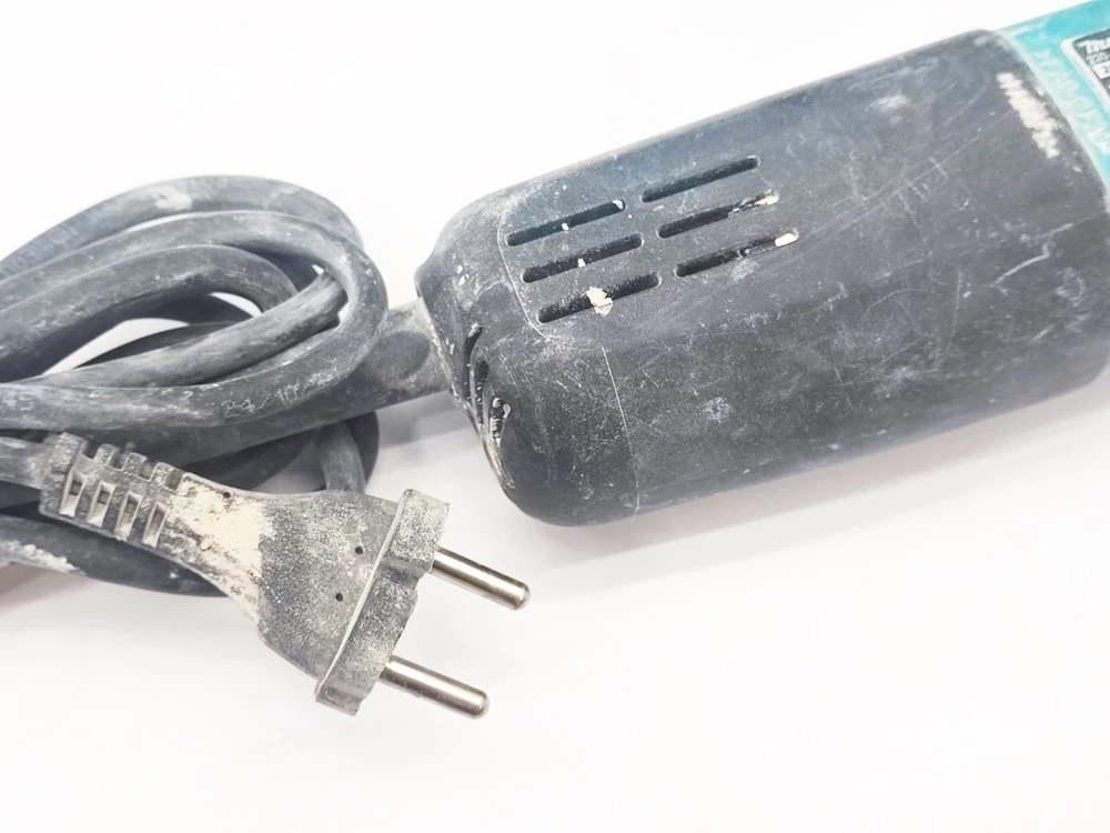 szlifierka-katowa-makita-9558hnr-maksymalna-moc-84000