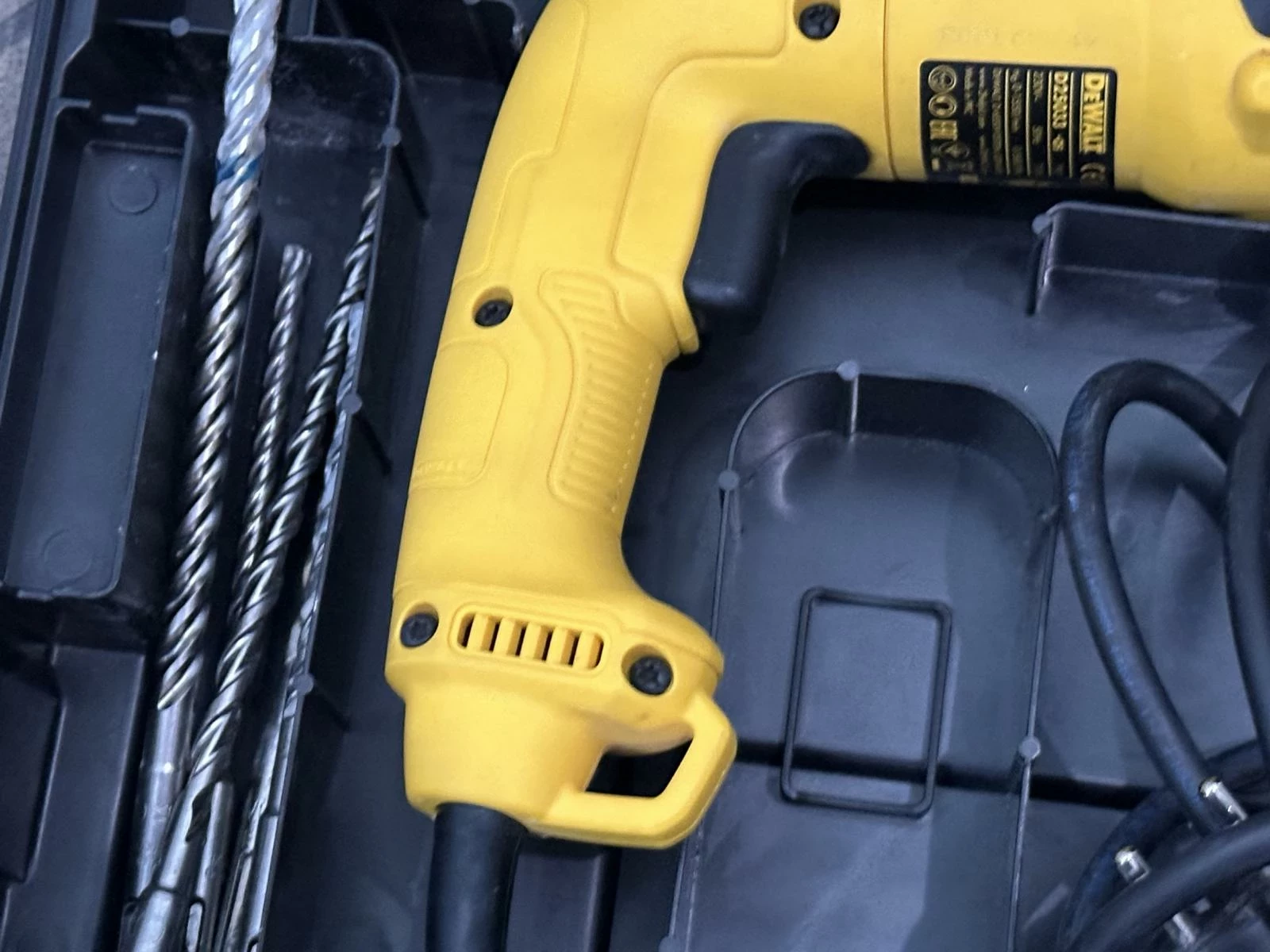 mlotowiertarka-dewalt-d25033-walizka-maksymalna-moc-71000