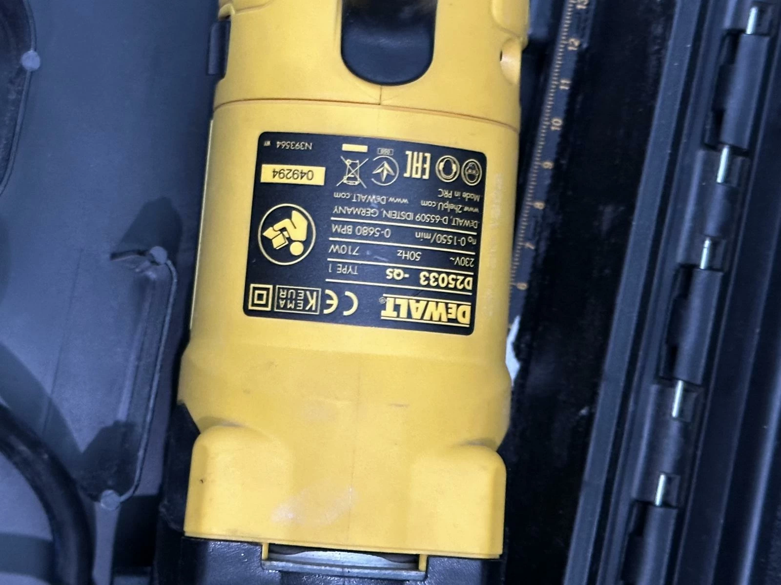 mlotowiertarka-dewalt-d25033-walizka-predkosc-obrotowa-1000