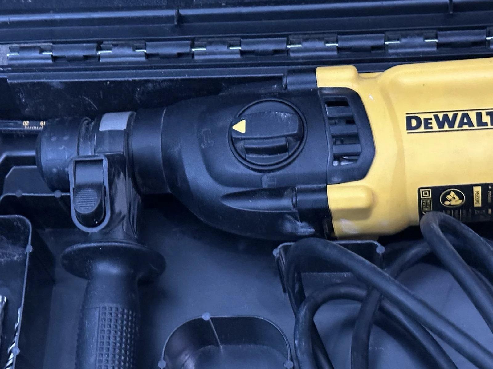 mlotowiertarka-dewalt-d25033-walizka-funkcyjnosc-205137-222593