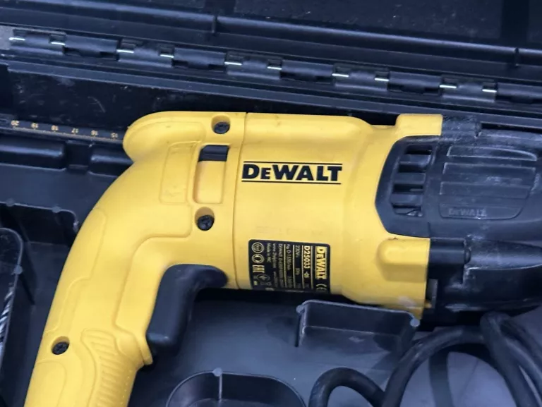 mlotowiertarka-dewalt-d25033-walizka-typ-uchwytu-128474-1