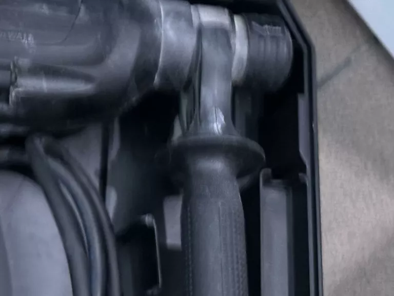 mlotowiertarka-dewalt-d25033-walizka-energia-udaru-200