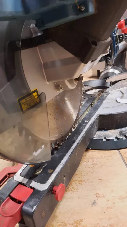 pila-ukosnica-erbauer-emis305s-1800w-305mm-okazja-seria-erbauer-emis305s