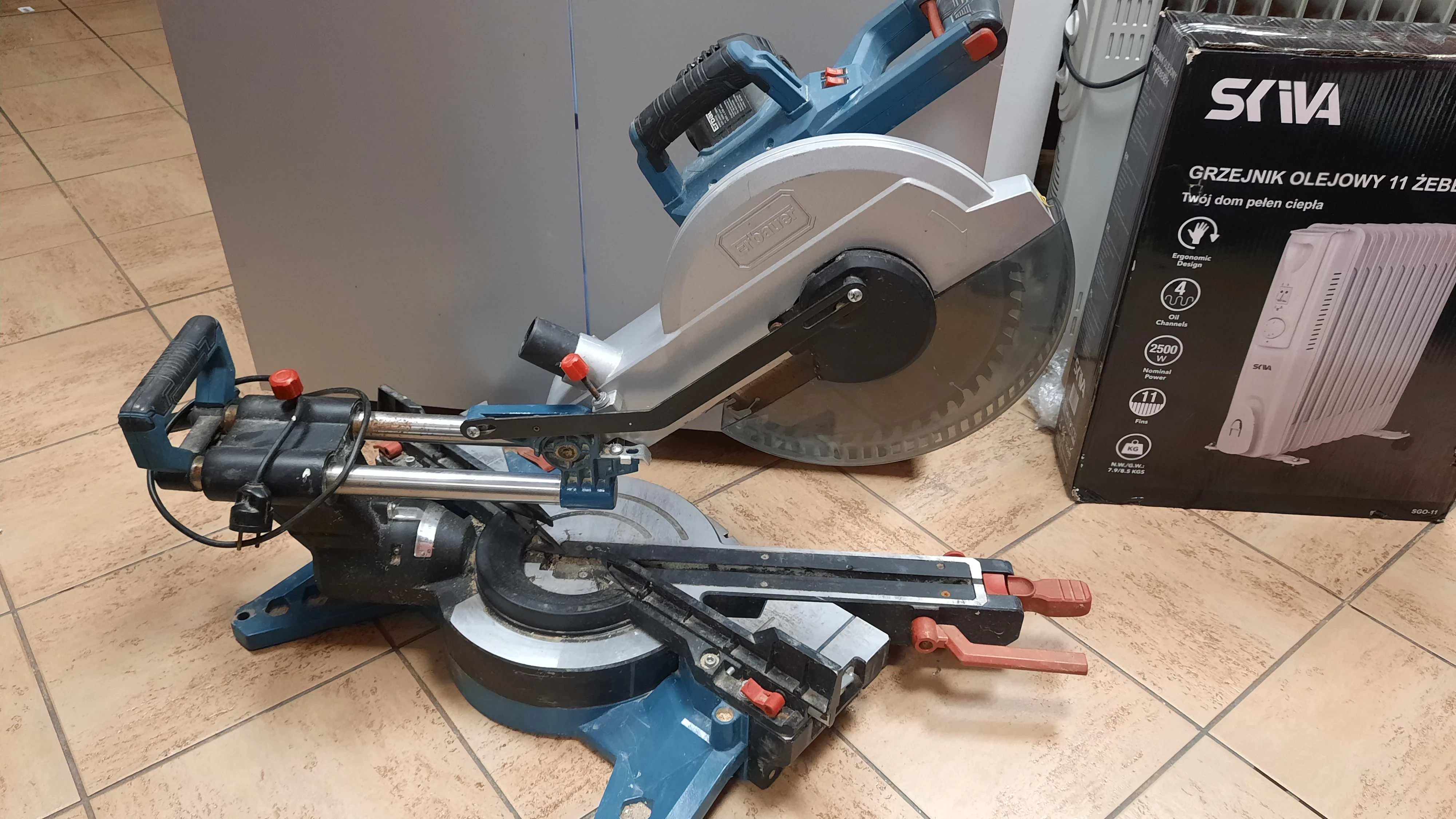 pila-ukosnica-erbauer-emis305s-1800w-305mm-okazja-kod-producenta-emis305s-01