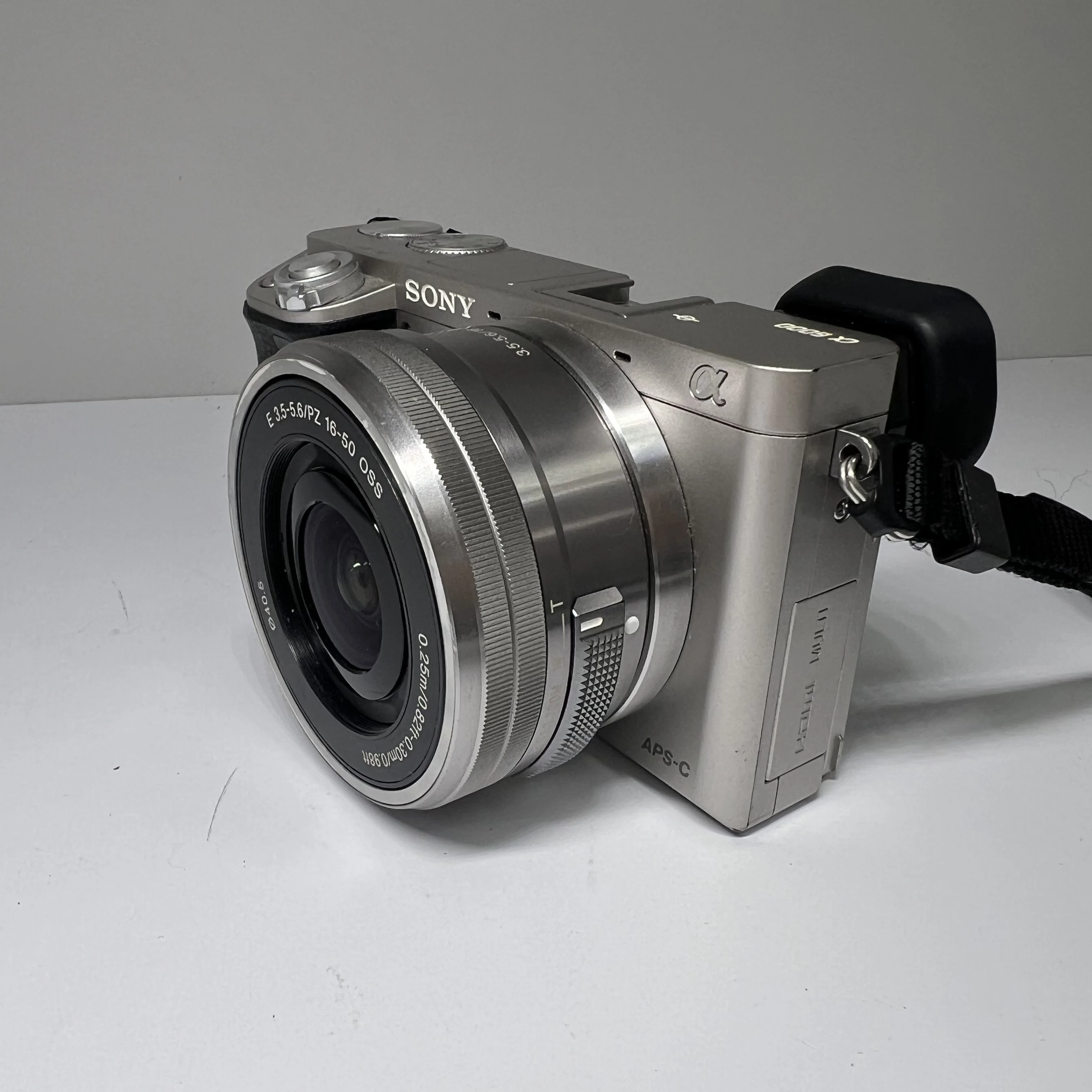 aparat-sony-alpha-a6000obiektyw-sony-e-35-56pz-16-50-oss-w-zestawie-814-2