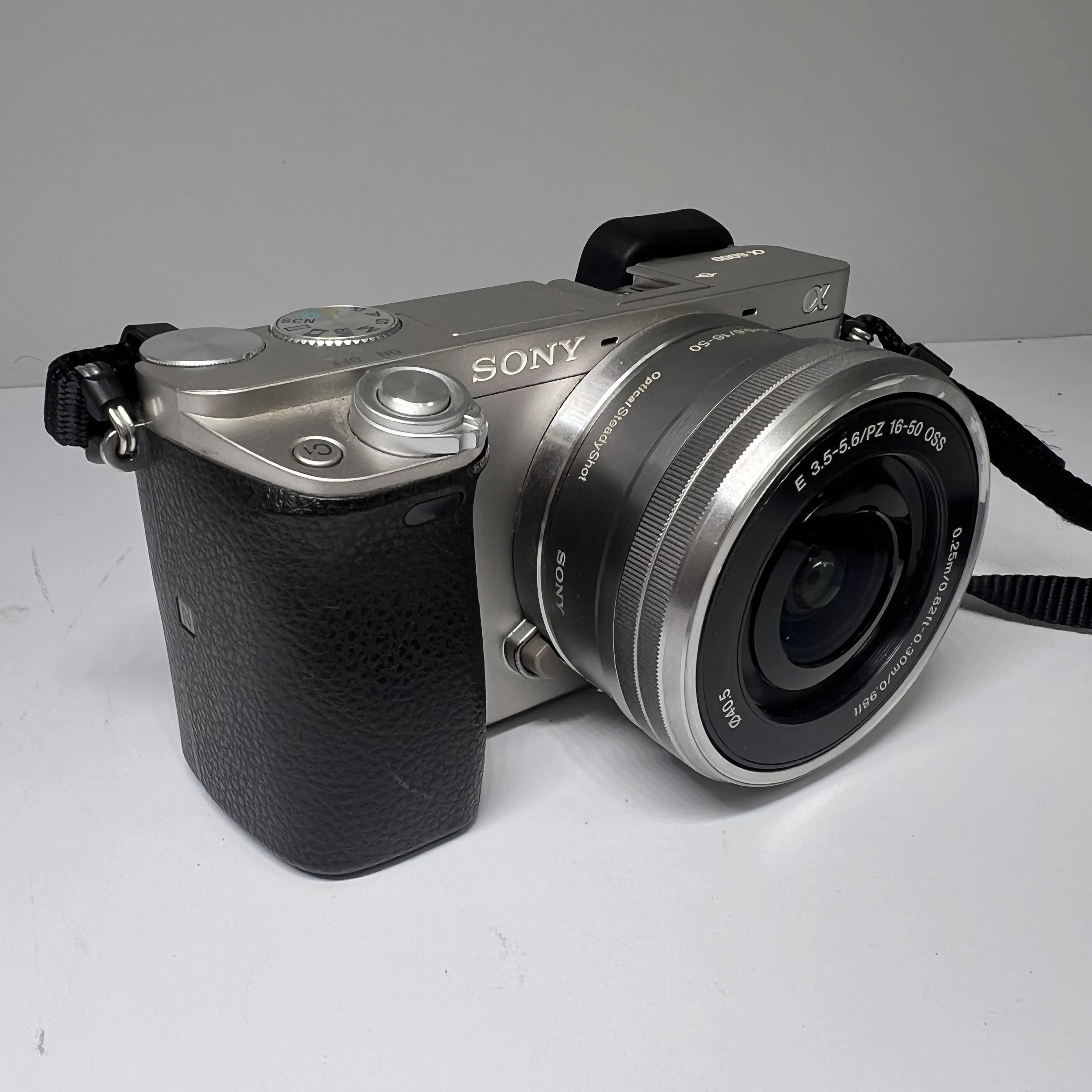 aparat-sony-alpha-a6000obiektyw-sony-e-35-56pz-16-50-oss-rozdzielczosc-2430