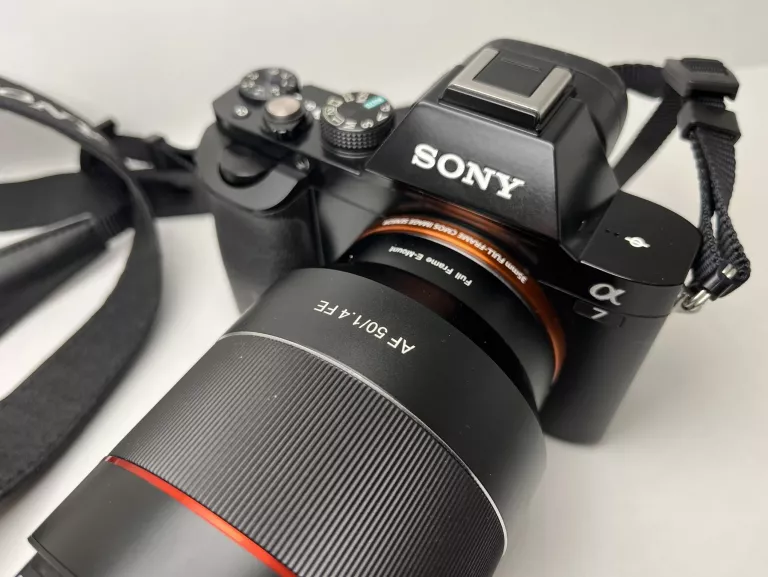 aparat-sony-alpha-ilce-7-a7-obiektyw-samyang-50mm-f14-2-baterie-ean-gtin-4056572580644