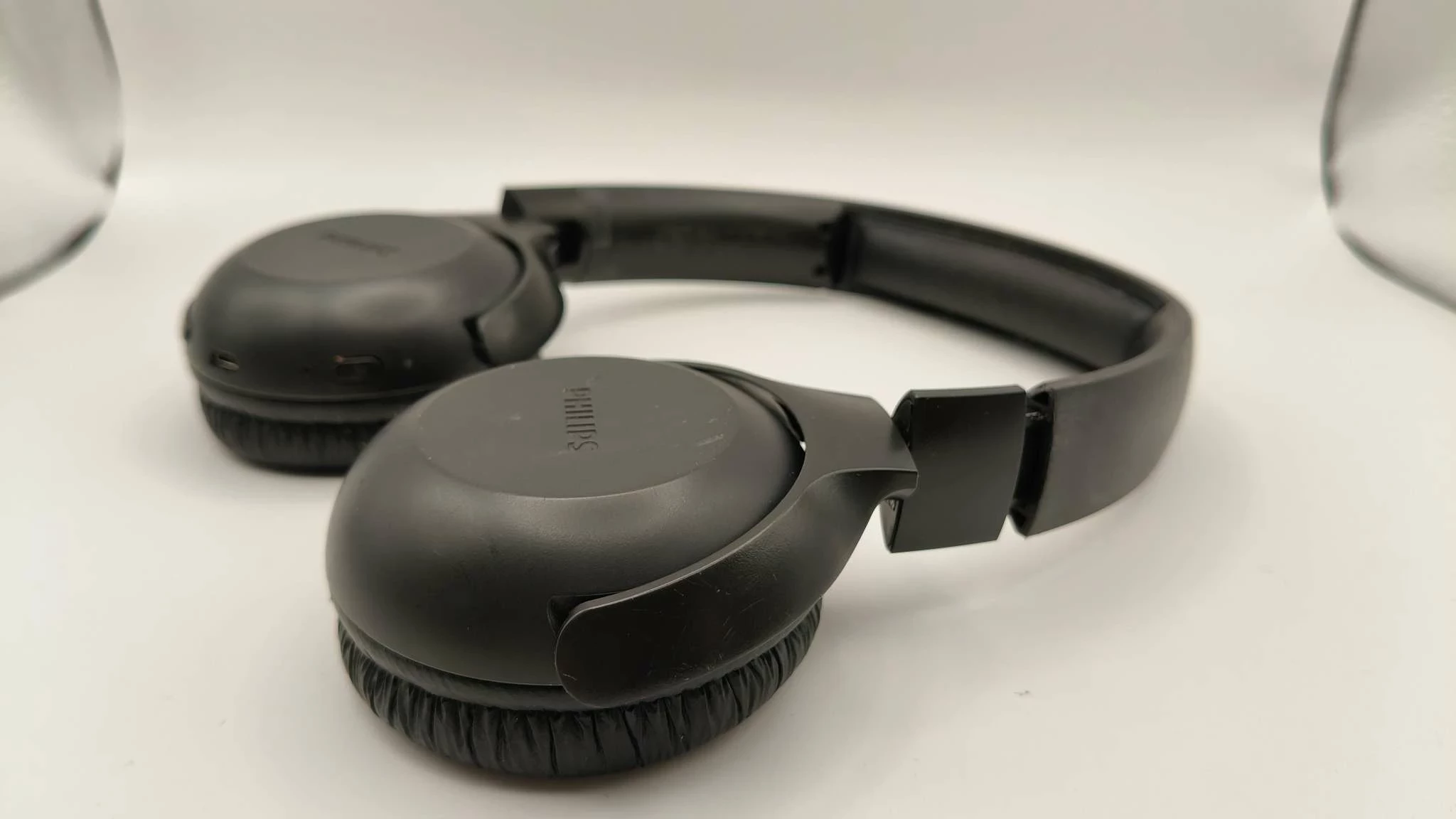 sluchawki-bezprzewodowe-nauszne-philips-tauh202-stan-11323-2