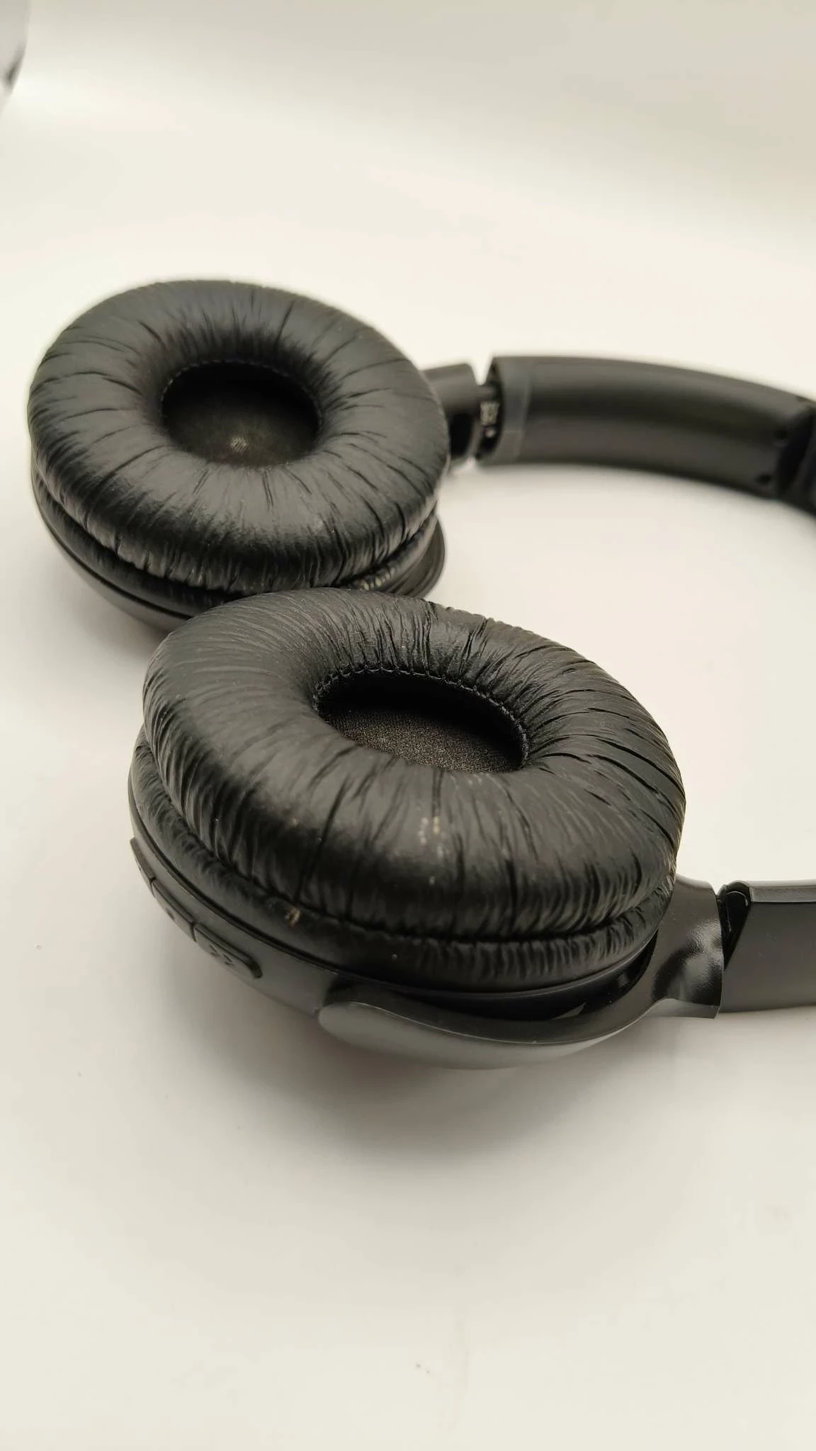 sluchawki-bezprzewodowe-nauszne-philips-tauh202-kolor-dominujacy-129357-3