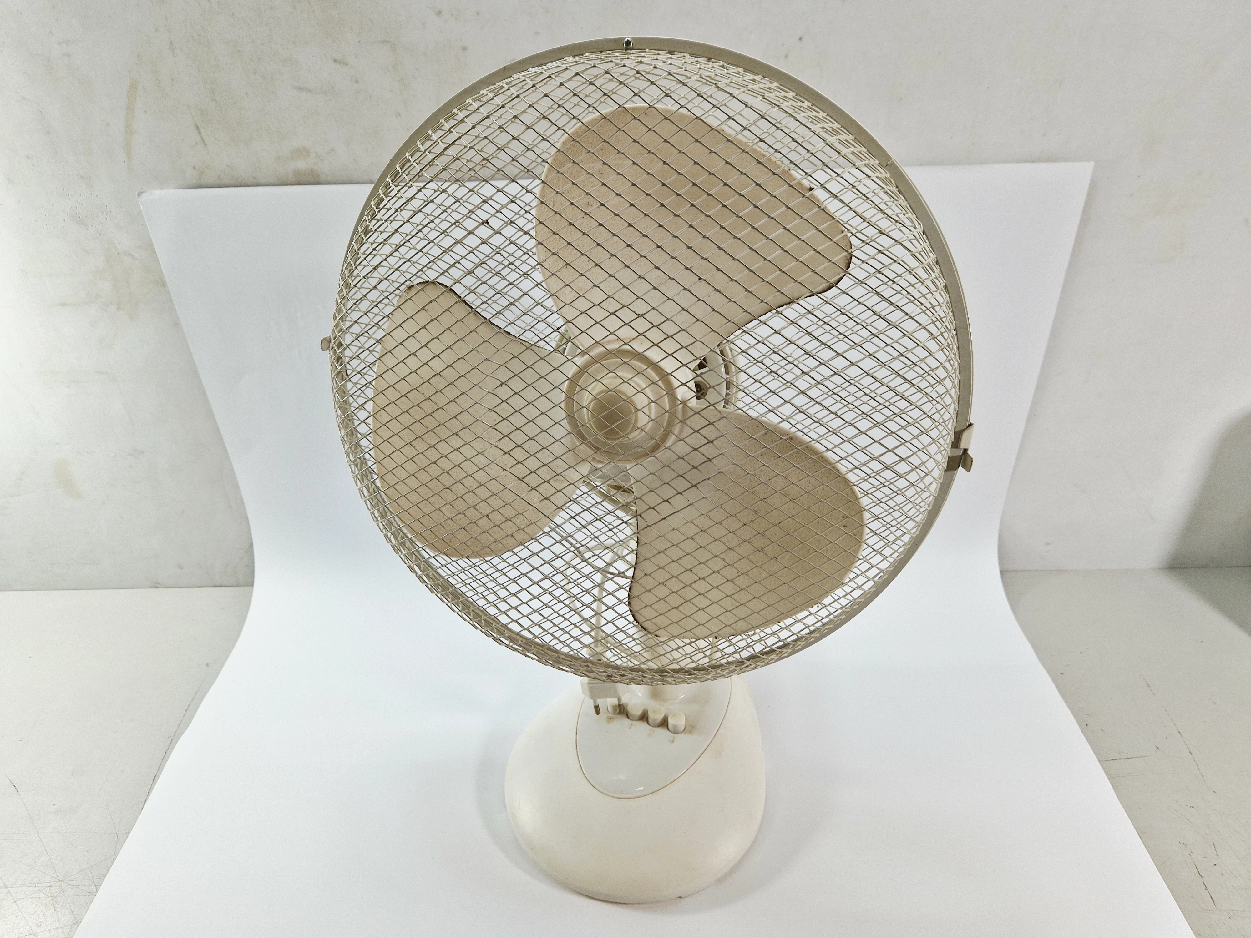 wiatrak-biurkowy-wentylator-3-predkosci-35w-bialy-kolor-dominujacy-129357-2