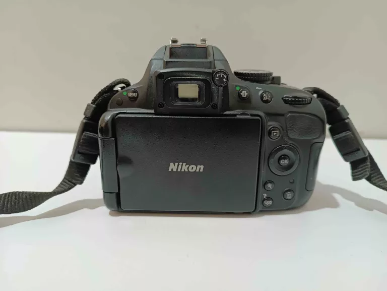 aparat-nikon-d5100-obiektyw-18-55-135-56g-ladowarka-i-etui-przekatna-ekranu-300