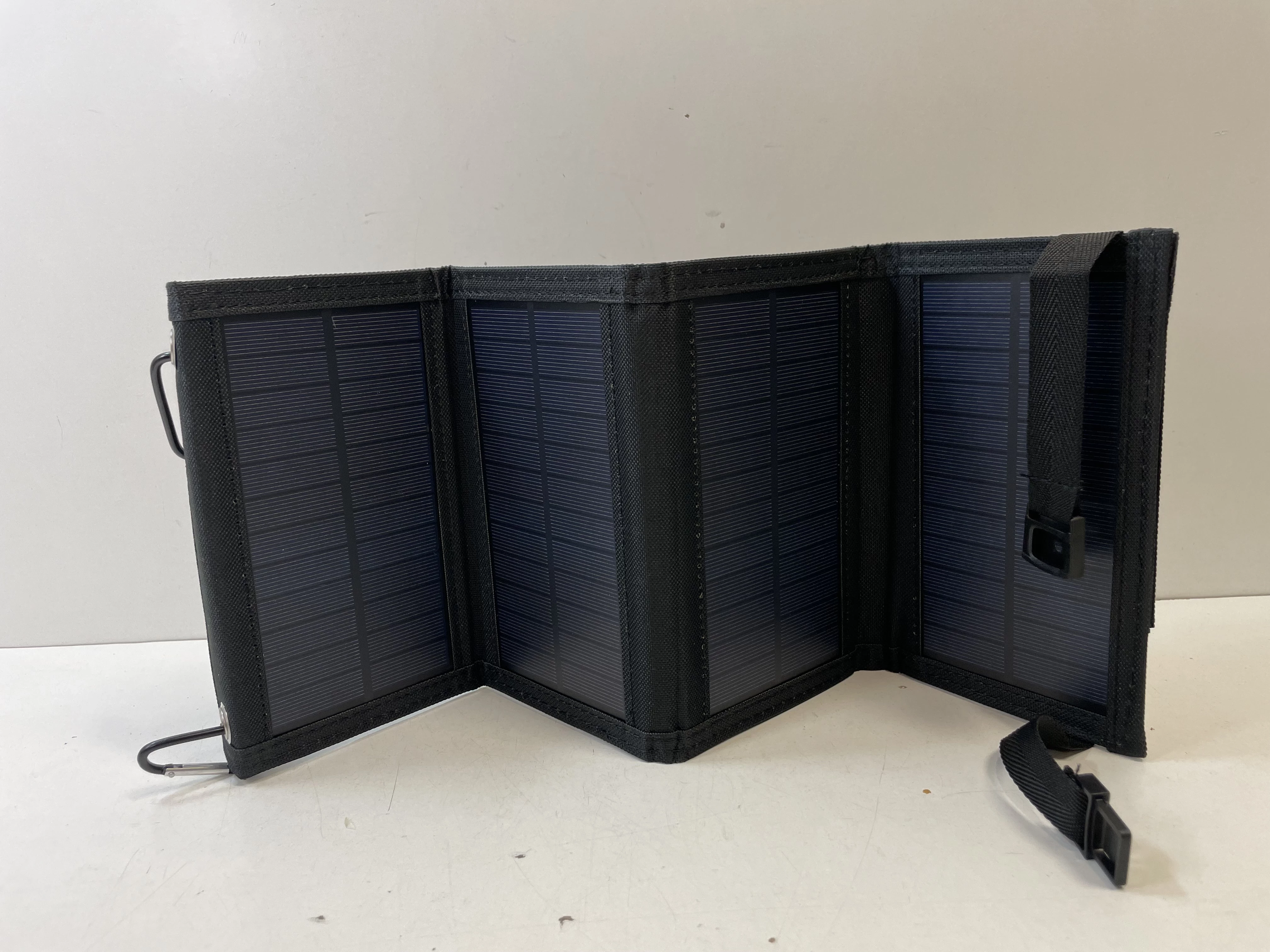 powerbank-solarny-rozkladany-osiedle-centrum-d1-krakow