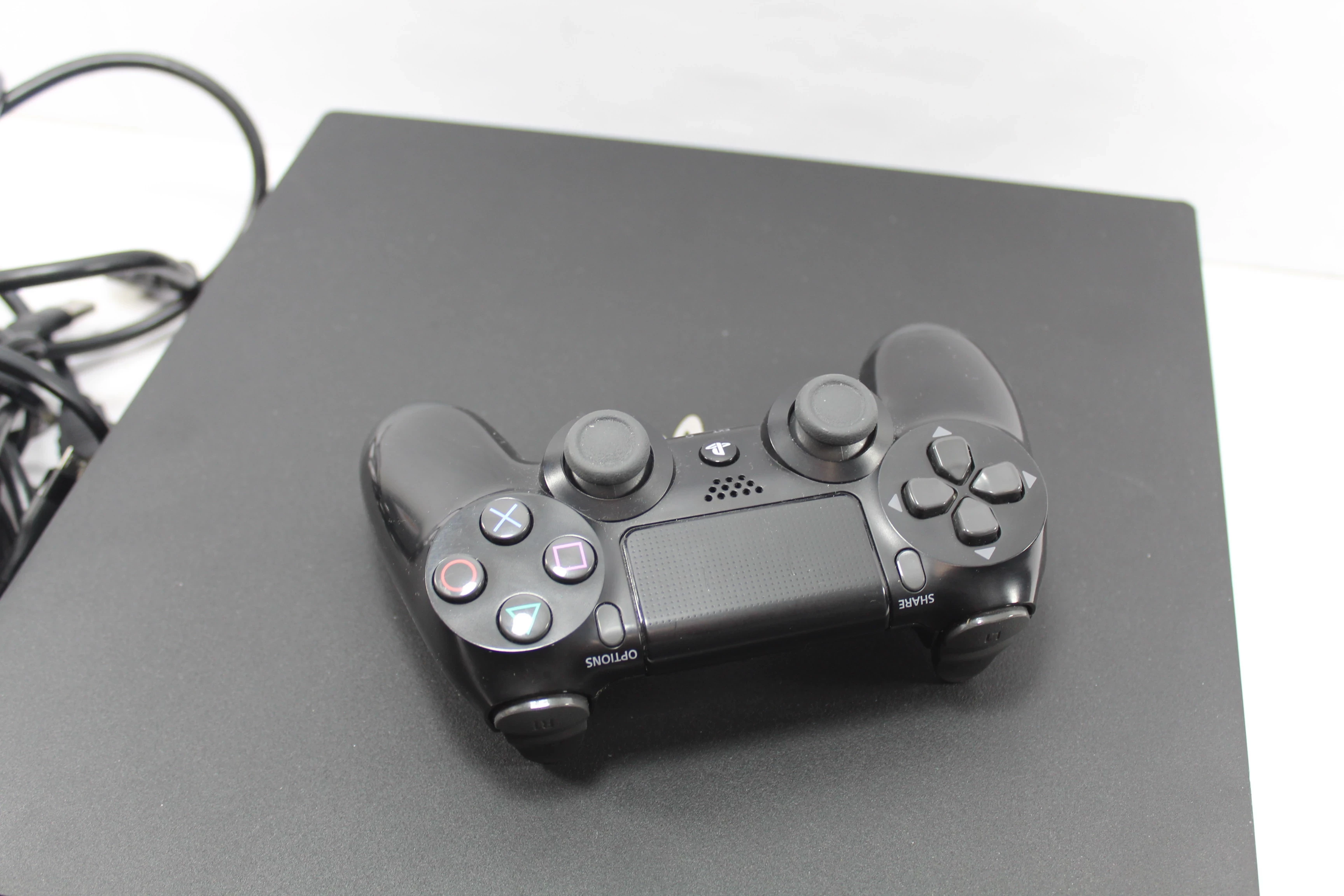 konsola-ps4-pro-1tb-pad-okablowanie-kod-producenta-cuh-7216b