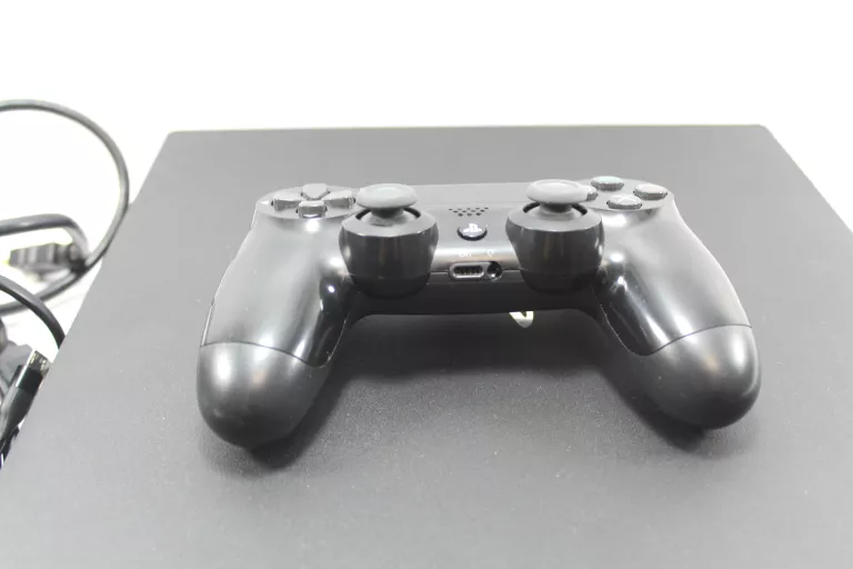 konsola-ps4-pro-1tb-pad-okablowanie-stan-11323-2