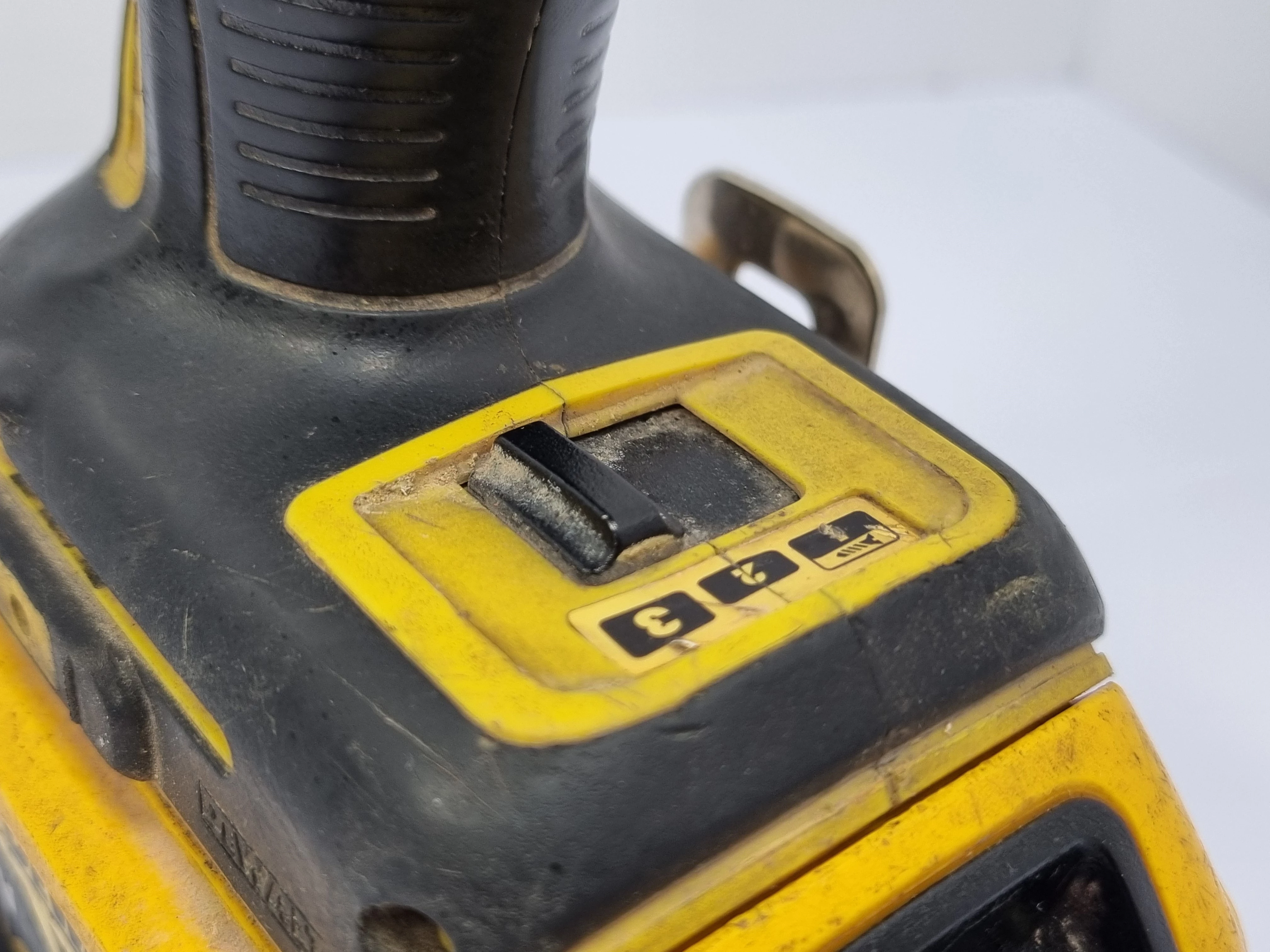 zakretarka-udarowa-dewalt-dcf887-akumulator-marka-248811-950256